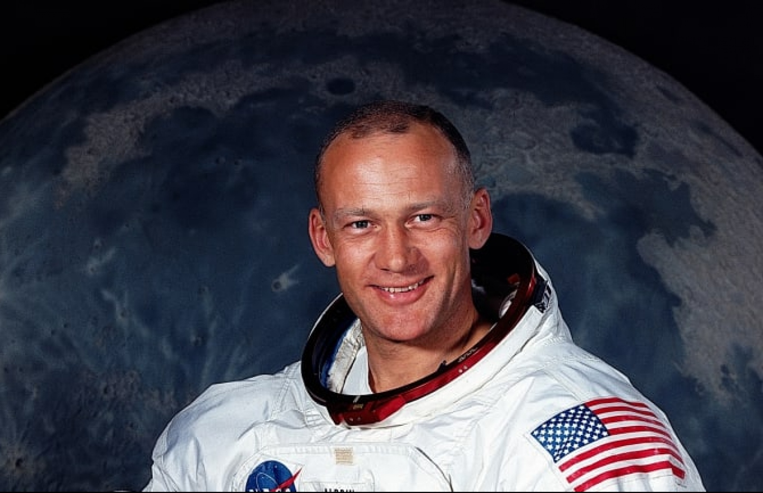 ހަނދުގައި އެންމެ ފުރަތަމަ ފައިތިލަ ޖެއްސި ދެ އިންސާނުންގެ ތެރެއިން ބަޒް އަލްޑްރިން