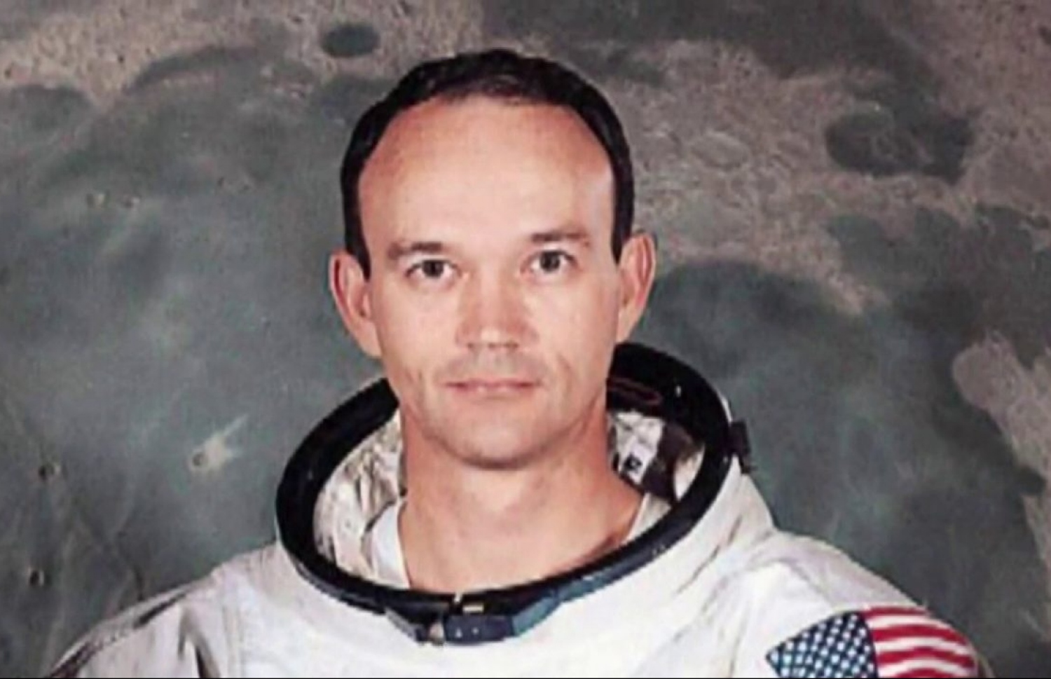 ފުރަތަމަ ފަހަރަށް އިންސާނުން ހަނދަށް ގެންދިޔަ އެޕޯލޯ 11 ގެ ސާވިސް މޮޑިއުލްގެ ޕައިލެޓް، މައިކަލް ކޮލިންސް.