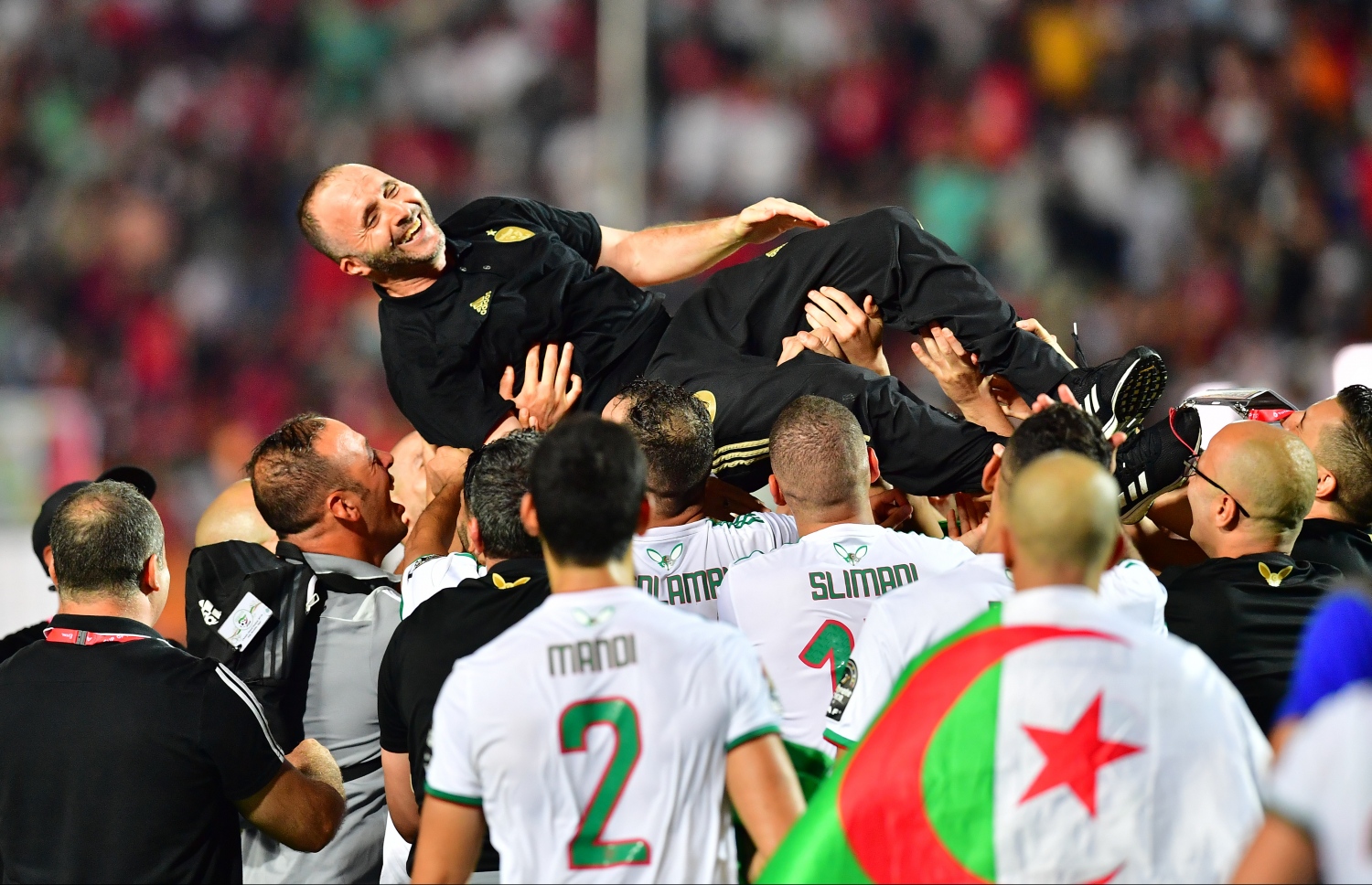 އަލްޖީރިއާގެ ކުޅުންތެރިން ކޯޗު ބެލްމާދީ އުފުލާލައިގެން. -- ފޮޓޯ: އޭއެފްޕީ