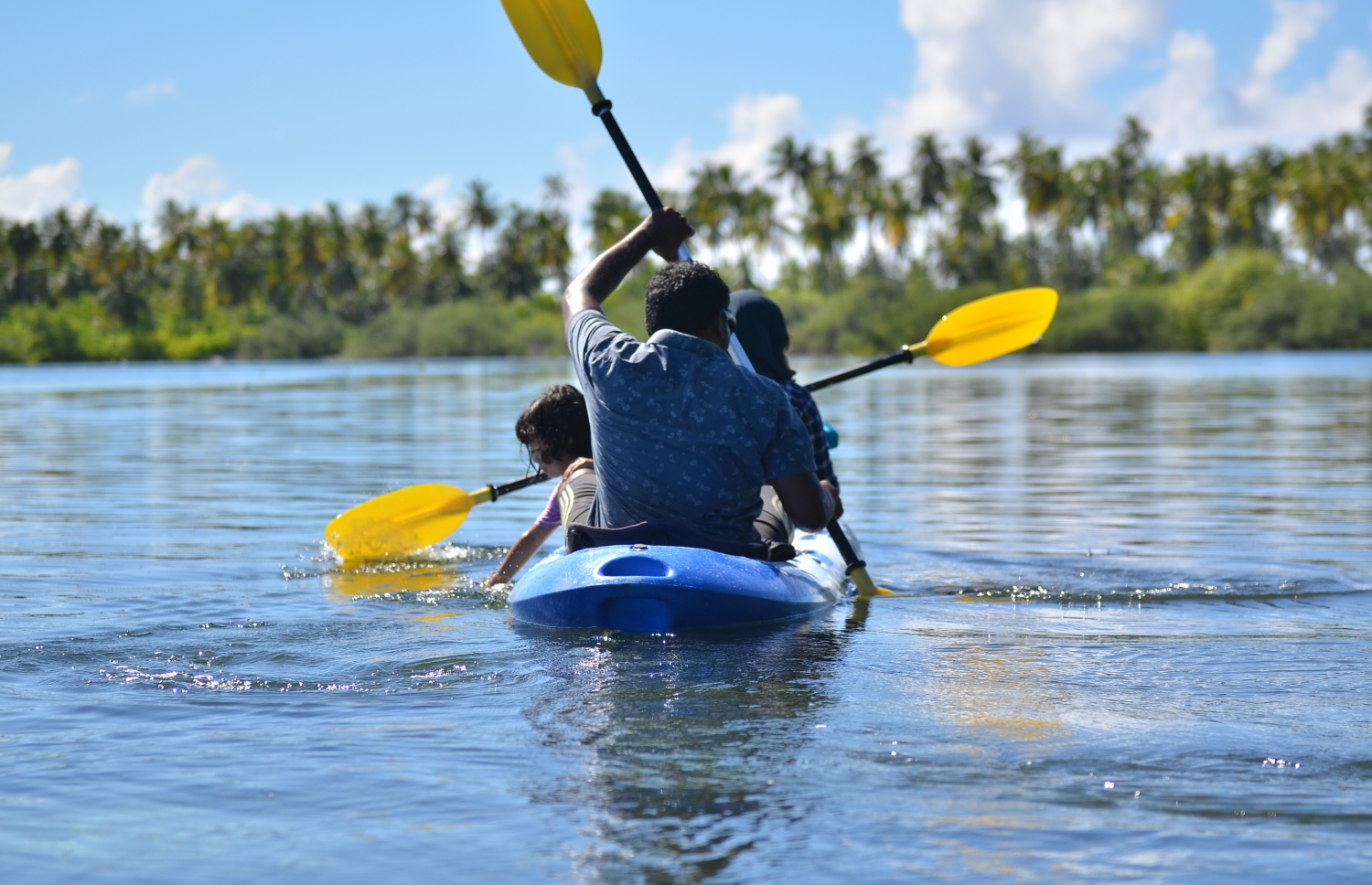 ސ. ހިތަދޫ އީދިގަލި ކިޅި އާއި ކޯއްޓޭ ސަރަހައްދުގައި ގާއިމްކޮށްފައިވާ އައްޑޫ ނޭޗާ ޕާކްގައި ބަޔަކު ކެނޯ ދުއްވަނީ: މިއީ މި ޕާކްގައި އެންމެ ޑިމާންޑު ބޮޑު އެއް ކަންތައް.---ފޮޓޯ: އަހުމަދު މަހްޒޫމް