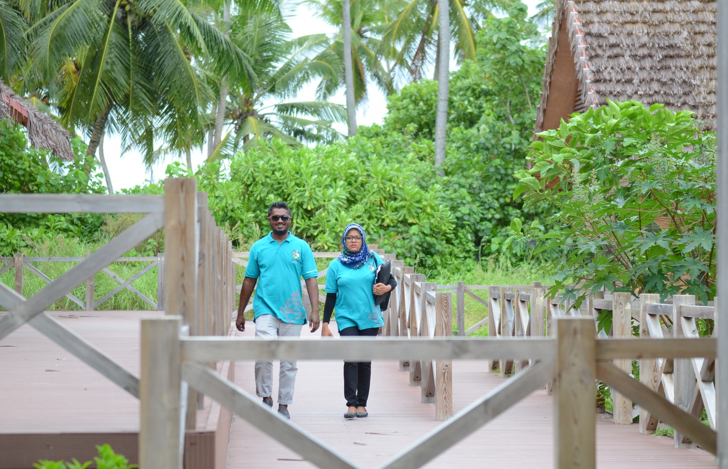 ސ. ހިތަދޫ: ޖުލައި 17، 2019- އައްޑޫ ނޭޗާ ޕާކްގެ އިސް ބޭފުޅުންގެ ތެރެއިން ތިމާވެއްޓާ ބެހޭ މިނިސްޓްރީގެ އެސިސްޓެންޓް ޑިރެކްޓަރު އާމިނަތު އަފާއު އަދި ސީނިއާ ޕާކް ވޯޑް، އަބްދުލް ހާދީ މުހައްމަދު، އެ ޕާކްގެ ޕްލެޓްފޯމު މަތިން ހިންގަވާފައި ވަޑައިގަންނަވަނީ: ނޭޗާ ޕާކާ ބެހޭ މައުލޫމާތު ދިނުމަށް މީހުން ތަމްރީނު ކުރުމަށް ޚާއްސަ ސަމާލުކަމެއް ދޭ.---ފޮޓޯ: އަހުމަދު މަހްޒޫމް