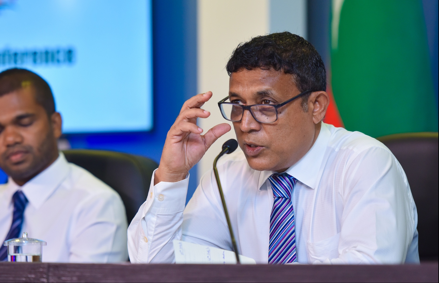 ނޫސްވެރިންގެ ބައްދަލުވުމެއްގައި މިނިސްޓަރު އަސްލަމް ވާހަކަ ދައްކަވަނީ. --- ފޮޓޯ: މިހާރު