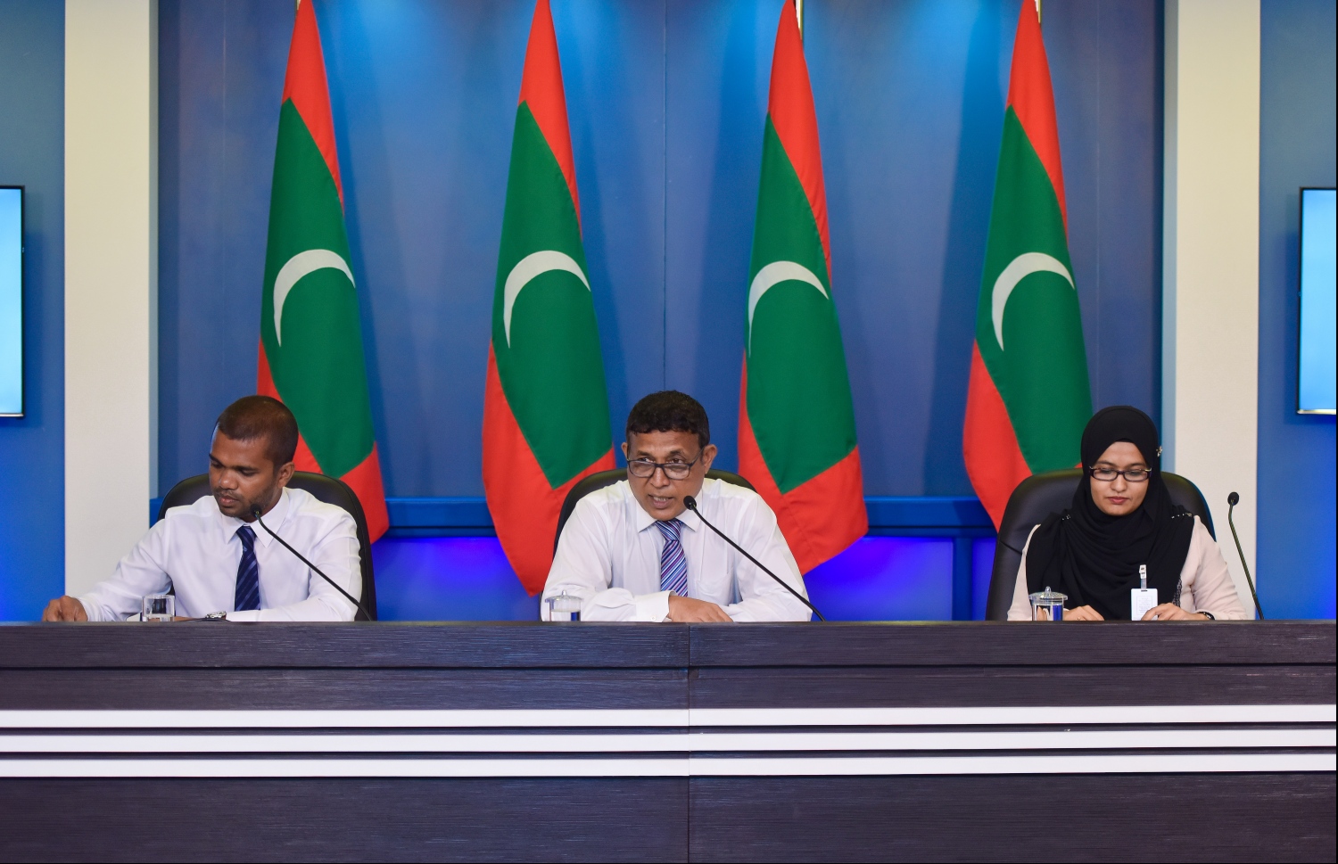 މިނިސްޓަރު އަސްލަމް ނޫސްވެރިންނާ ވާހަކަ ދައްކަވަނީ. --ފޮޓޯ: ހުސެއިން ވަހީދު/މިހާރު