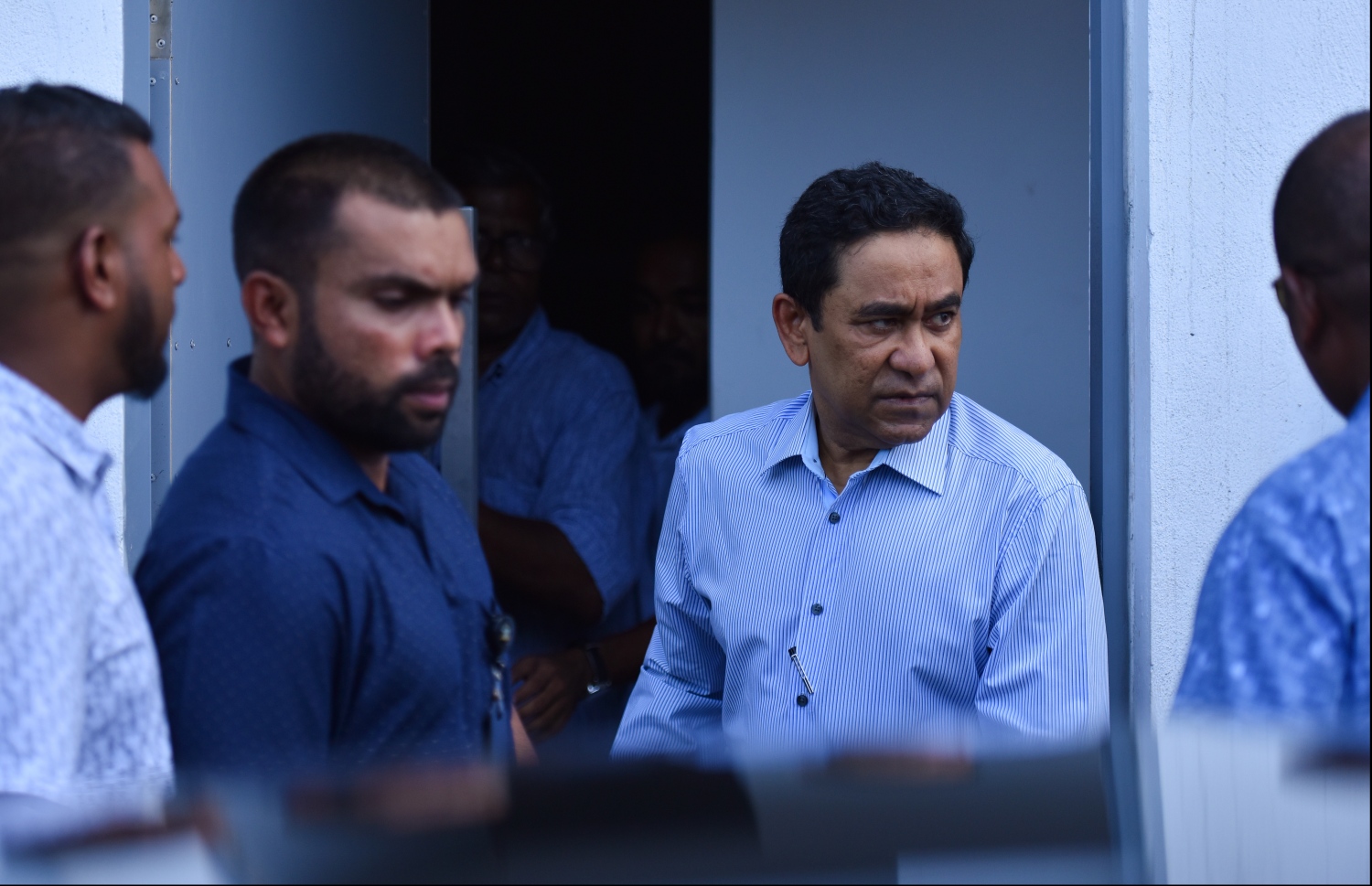 ކްރިމިނަލް ކޯޓުގައި އޮތް ޝަރީއަތުގެ އަޑުއެހުމަކަށް ވަޑައިގަތުމަށްޓަކައި ޔާމީން ގެކޮޅުން ނުކުމެވަޑައިގަންނަވަނީ.---ފޮޓޯ: މިހާރު