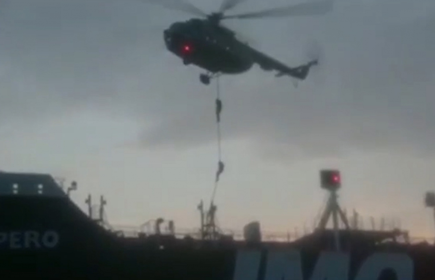 އީރާނުގެ ރިވޮލިއުޝަނަރީ ގާޑުން ހެލިކޮޕްޓަރުގައި، ތެޔޮ ޓޭންކަރަށް ފައިބަނީ. --ފޮޓޯ:އޭއެފްޕީ