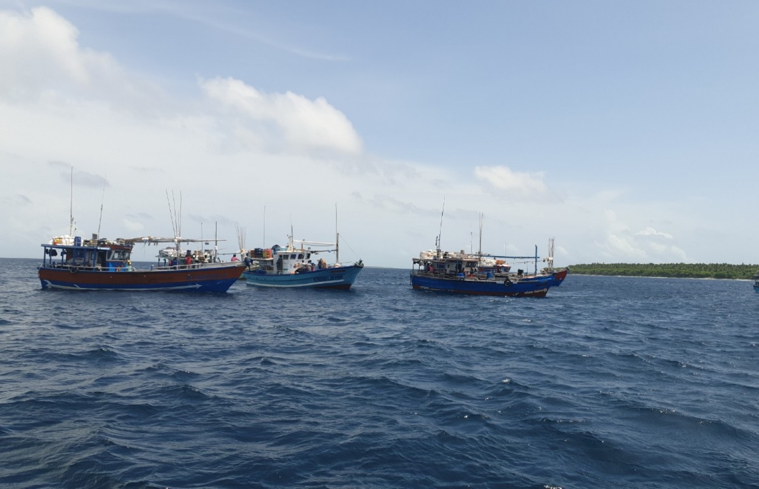 ކުޅުދުއްފުށީ ބަނދަރަށް ލަންކާ ބޯޓްތައް ގެންދަނީ: މޫސުން ރަނގަޅުވުމުން ބޯޓްތައް ފުރާނެ ކަމަށް ސިފައިން ބުނޭ-- ފޮޓޯ: އެމްއެންޑީއެފް