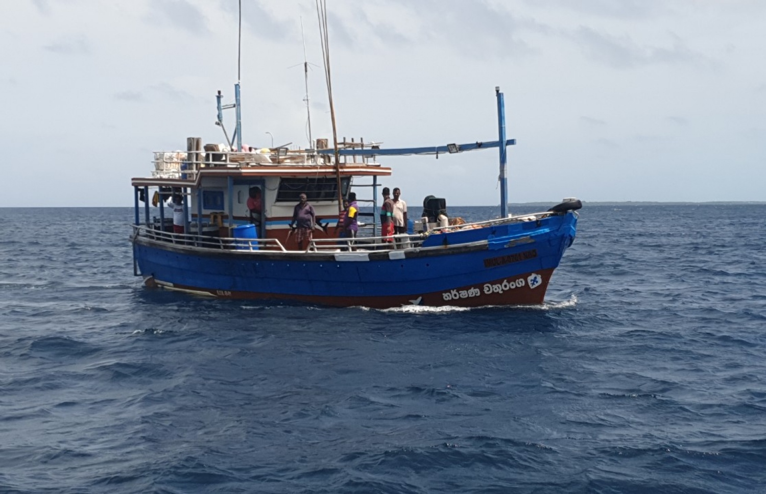 ކުޅުދުއްފުށީ ބަނދަރަށް ލަންކާ ބޯޓްތައް ގެންދަނީ: އެ ބޯޓްތައް ބަލަހައްޓަނީ ކަސްޓަމްސްއިން-- ފޮޓޯ: އެމްއެންޑީއެފް