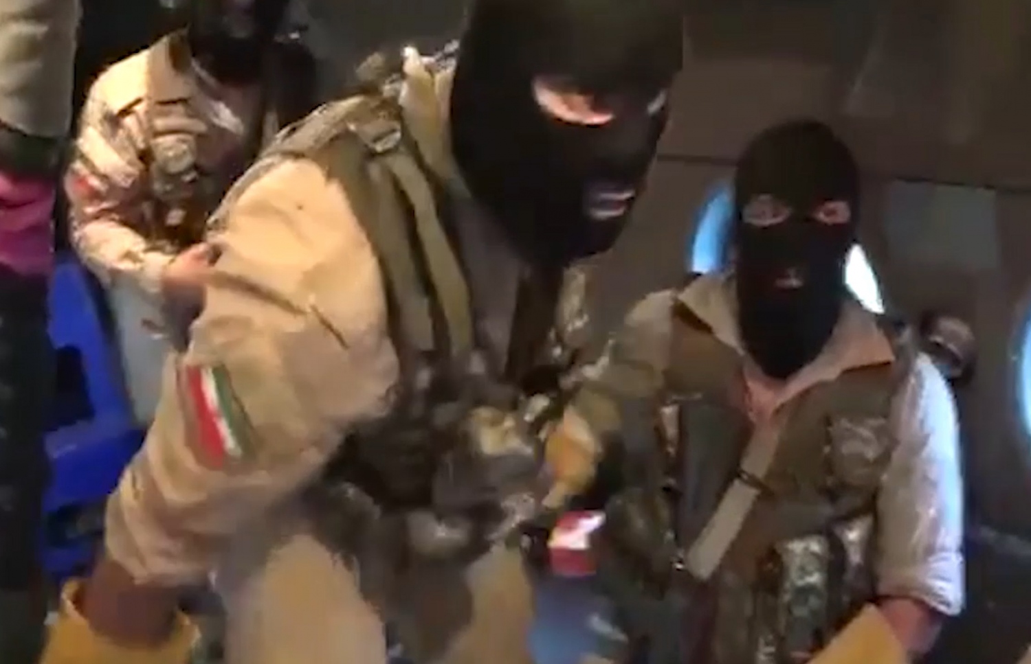 އީރާނުގެ ރިވޮލިއުޝަނަރީ ގާޑުން ޓޭންކަރަށް ފައިބަން ތައްޔާރު ވަނީ. --ފޮޓޯ:އޭއެފްޕީ