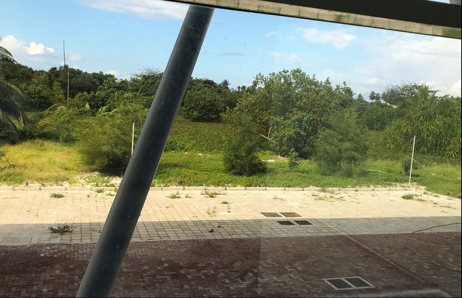 އައްޑޫ އާ ހޮސްޕިޓަލްގެ އެތެރޭގެ ކޮޓަރިއަކުން ބޭރު ފެންނަ ގޮތް: މި އިމާރާތުގެ ވަށައިގެންވާ ސަރަހައްދުގެ ލޭންޑް ސްކޭޕިން އަށް ފަހުން ބަދަލުތަކެއް ގެންނާނެ.---ފޮޓޯ: މިހާރު