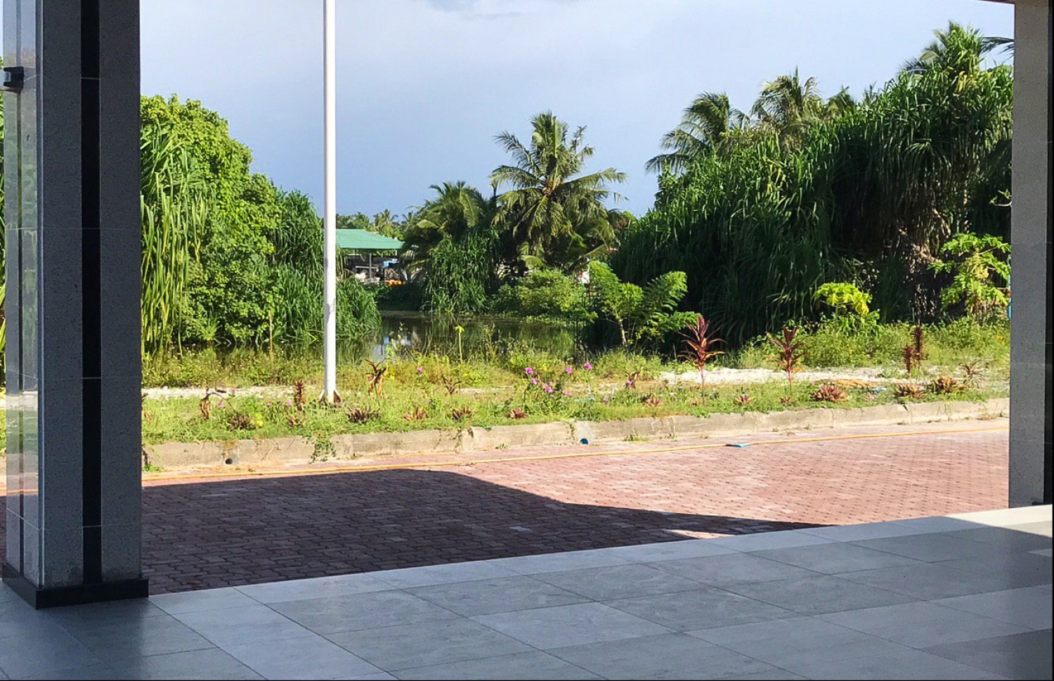 އައްޑޫ އާ ހޮސްޕިޓަލްގެ އެތެރޭގެ ކޮޓަރިއަކުން ބޭރު ފެންނަ ގޮތް: މި އިމާރާތުގެ ވަށައިގެންވާ ސަރަހައްދުގެ ލޭންޑް ސްކޭޕިން އަށް ފަހުން ބަދަލުތަކެއް ގެންނާނެ.---ފޮޓޯ: މިހާރު