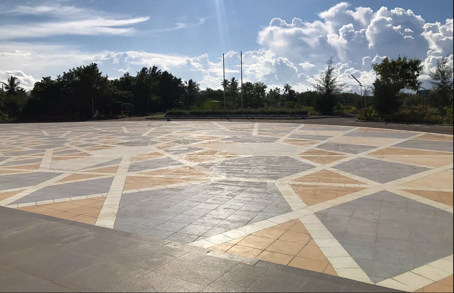 އައްޑޫ އާ ހޮސްޕިޓަލްގެ އެތެރޭގެ ކޮޓަރިއަކުން، އެ ހޮސްޕިޓަލްގެ މައި ގޭޓު ސަރަހައްދު ފެންނަ ގޮތް: މި އިމާރާތުގެ ވަށައިގެންވާ ސަރަހައްދުގެ ލޭންޑް ސްކޭޕިން އަށް ފަހުން ބަދަލުތަކެއް ގެންނާނެ.---ފޮޓޯ: މިހާރު