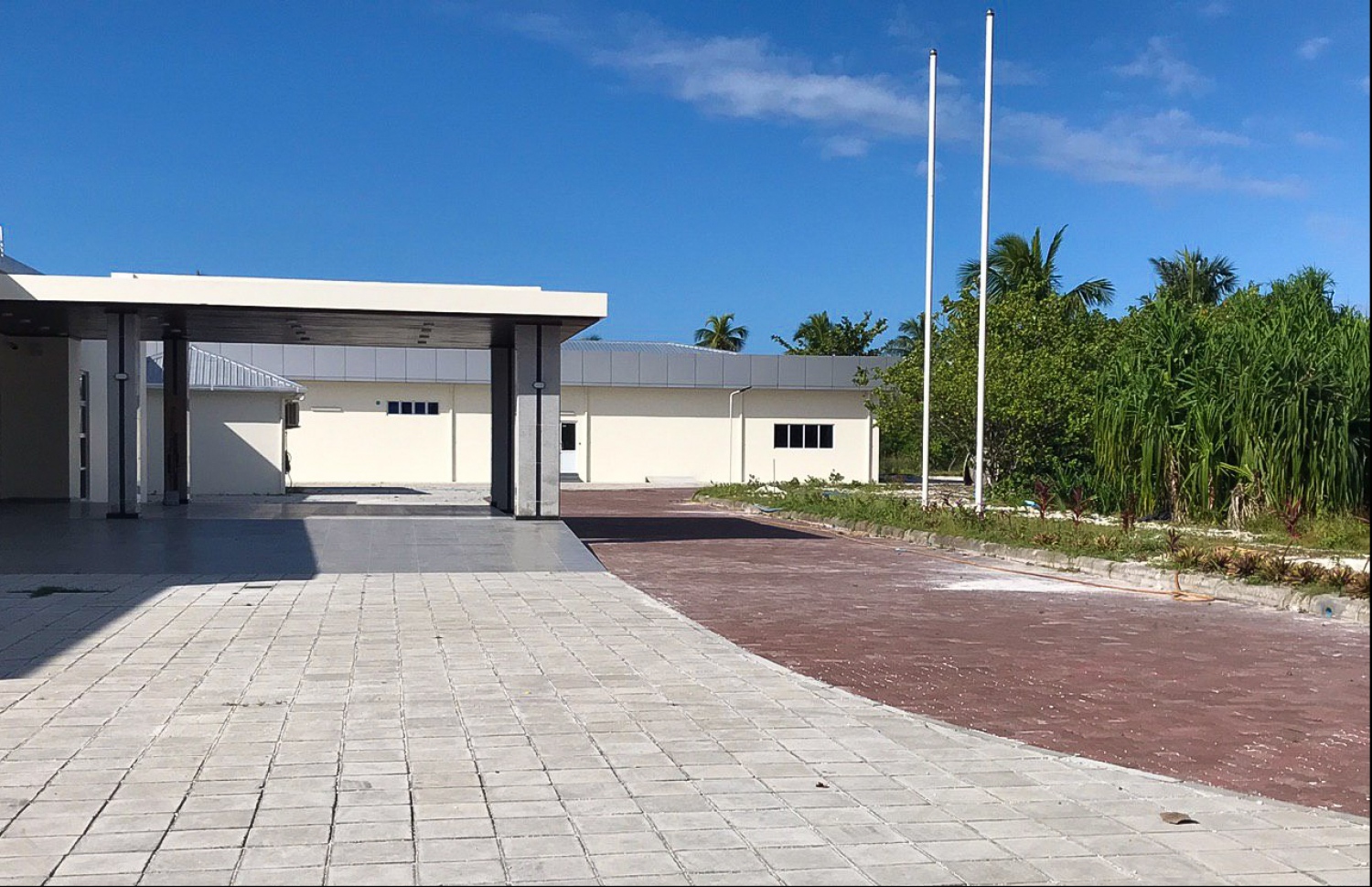 މި ފޮޓޯގައި ދުރުން އެ ފެންނަނީ އައްޑޫ އާ ހޮސްޕިޓަލްގެ މައި އިމާރާތުގެ ބޭރުގައި ހަދާފައިވާ ސާވިސް ބިލްޑިން.---ފޮޓޯ: މިހާރު