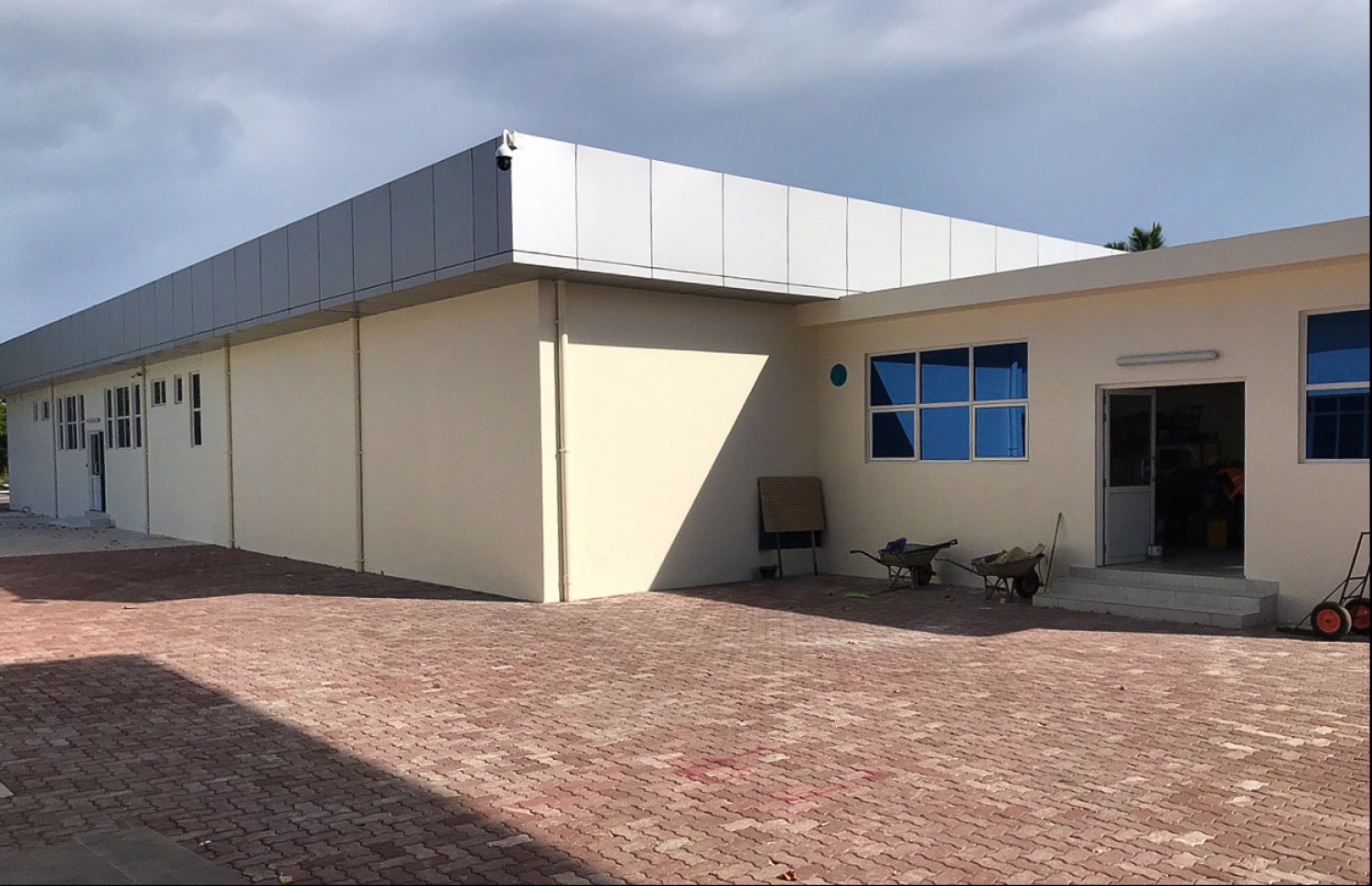 އައްޑޫ އިކުއަޓޯރިއަލް ކޮންވެންޝަން ސެންޓަރުގައި ހަދާފައިވާ 100 އެނދުގެ ޓާޝަރީ ހޮސްޕިޓަލްގެ އެޑްމިނިސްޓްރޭޓިވް ބިލްޑިންގް: ހޮސްޕިޓަލްގެ މައި އިމާރާތުން ބޭރުން، އެތަނުގެ ގޯތިތެރޭގައި އަލަށް އިމާރާތް ކުރި މި ތަނާއި މައި އިމާރާތާ ވޯކްވޭ އަކުން ގުޅުވައިލާނެ.