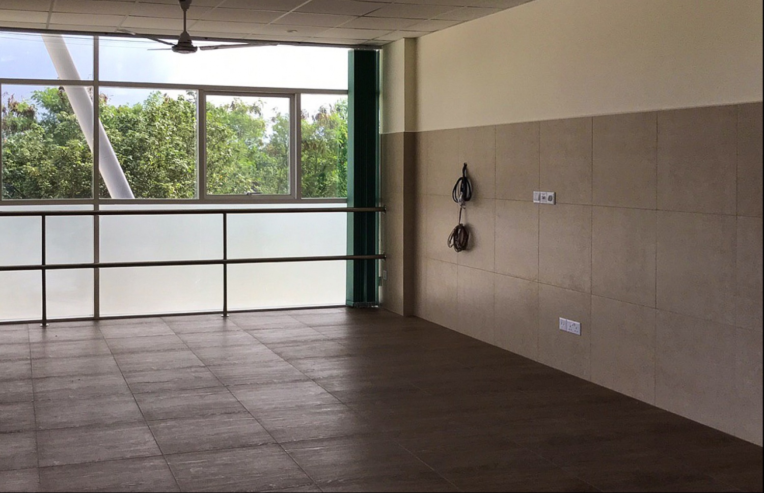 އައްޑޫ އާ ހޮސްޕިޓަލްގެ އިމާރާތުގައި ހަދާފައިވާ ބައެއް: މި ހޮސްޕިޓަލް ކުރިއަށް އޮތް ދެ މަހެއްހާ ދުވަހުގެ ތެރޭގައި ހުޅުވުމަށް އަންނަނީ މަސައްކަތް ކުރަމުން.