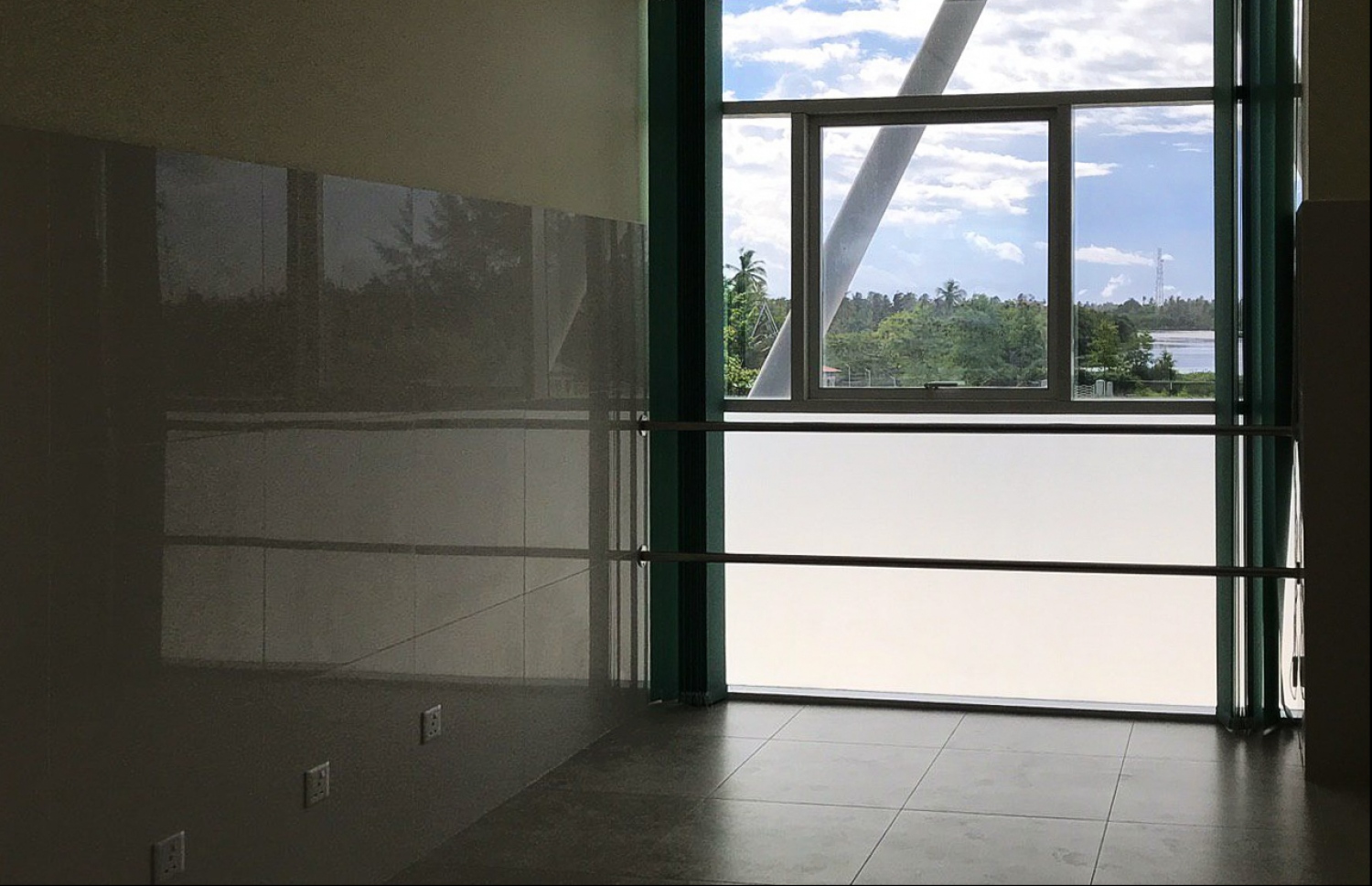 އައްޑޫ އާ ހޮސްޕިޓަލްގެ އިމާރާތުގައި ހަދާފައިވާ ބައެއް: މި ހޮސްޕިޓަލް ކުރިއަށް އޮތް ދެ މަހެއްހާ ދުވަހުގެ ތެރޭގައި ހުޅުވުމަށް އަންނަނީ މަސައްކަތް ކުރަމުން.