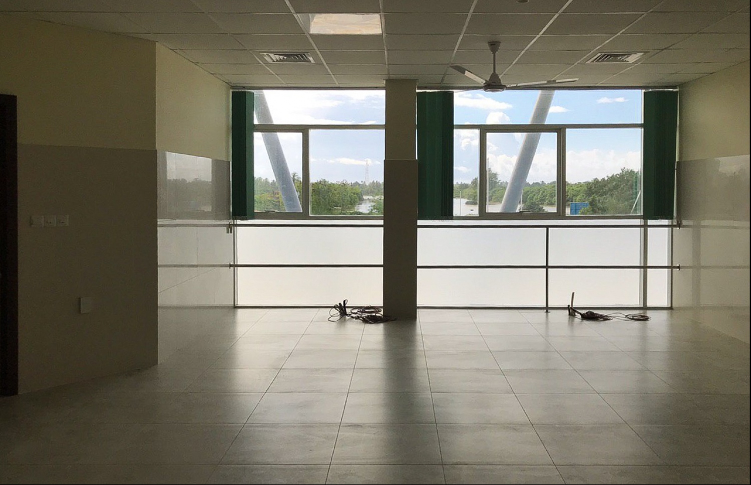 އައްޑޫ އާ ހޮސްޕިޓަލްގެ އެތެރޭގެ ކޮޓަރިއަކުން ބޭރު ފެންނަ ގޮތް: މި އިމާރާތުގެ ވަށައިގެންވާ ސަރަހައްދުގެ ލޭންޑް ސްކޭޕިން އަށް ފަހުން ބަދަލުތަކެއް ގެންނާނެ.---ފޮޓޯ: މިހާރު