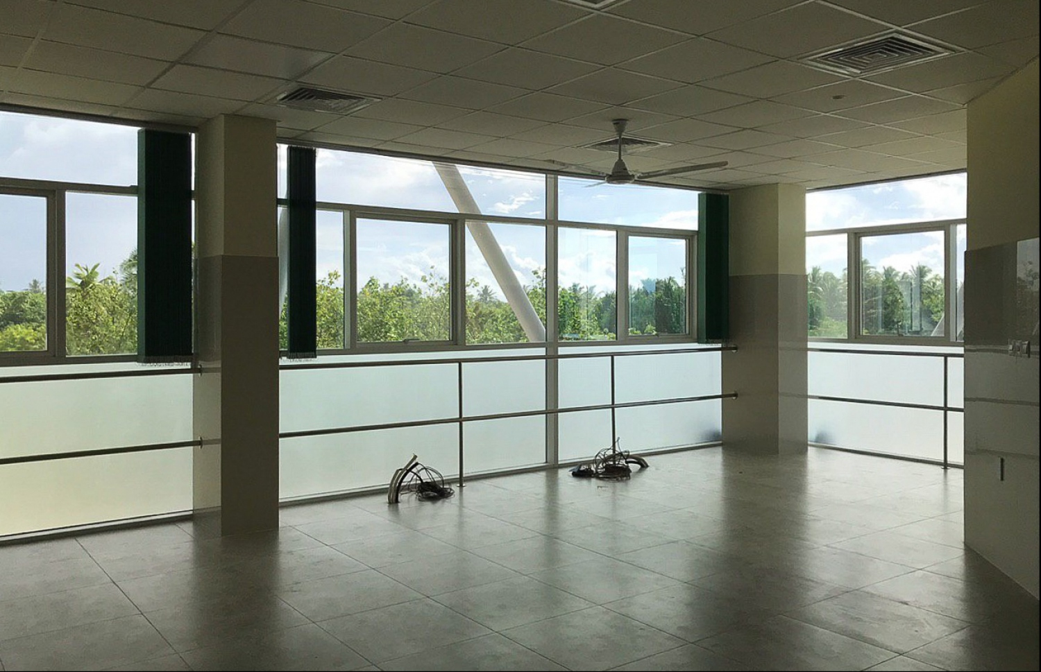 އައްޑޫ އާ ހޮސްޕިޓަލްގެ އެތެރޭގެ ކޮޓަރިއަކުން ބޭރު ފެންނަ ގޮތް: މި އިމާރާތުގެ ވަށައިގެންވާ ސަރަހައްދުގެ ލޭންޑް ސްކޭޕިން އަށް ފަހުން ބަދަލުތަކެއް ގެންނާނެ.---ފޮޓޯ: މިހާރު