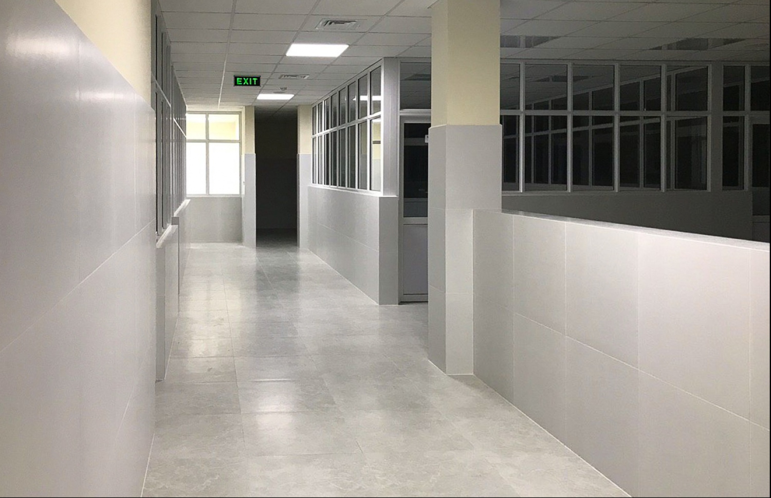 އައްޑޫ އާ ހޮސްޕިޓަލްގެ އިމާރާތުގައި ހަދާފައިވާ ބައެއް: މި ހޮސްޕިޓަލް ހުޅުވާއިރު، އެ ތަނުގައި ގާއިމް ކޮށްފައިވާ ހުރިހާ ޚިދުމަތެއް ލިބޭނެ ކަމަށް ހެލްތު މިނިސްޓްރީން ބުނޭ.