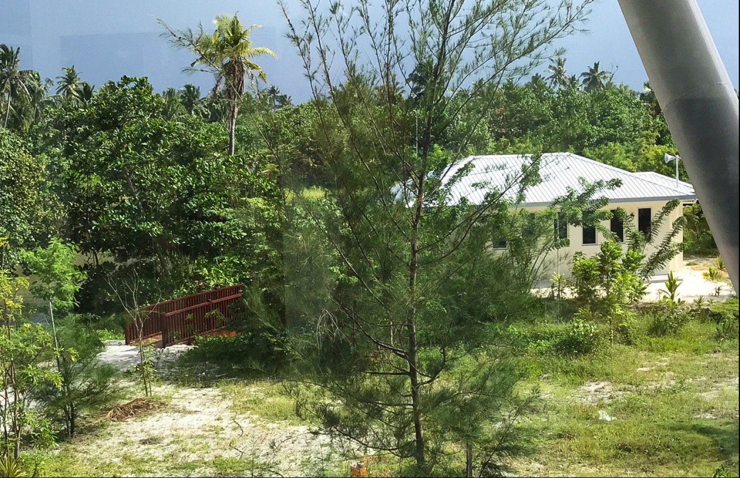 އައްޑޫ އާ ހޮސްޕިޓަލްގެ އެތެރޭގެ ކޮޓަރިއަކުން ބޭރު ފެންނަ ގޮތް: މި އިމާރާތުގެ ވަށައިގެންވާ ސަރަހައްދުގެ ލޭންޑް ސްކޭޕިން އަށް ފަހުން ބަދަލުތަކެއް ގެންނާނެ.---ފޮޓޯ: މިހާރު