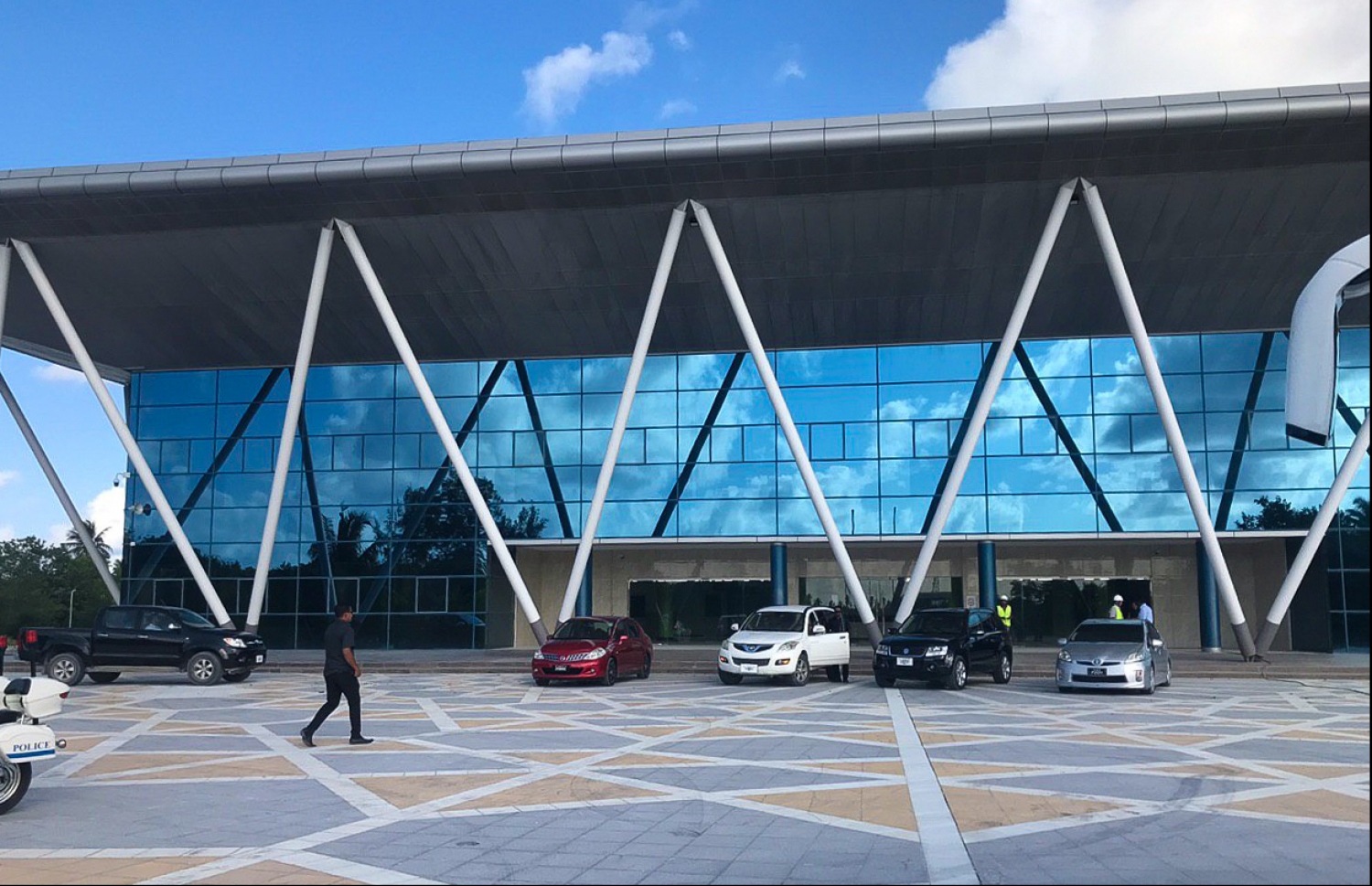 އައްޑޫ އިކުއަޓޯރިއަލް ކޮންވެންޝަން ސެންޓަރު އިމާރާތުގައި ހަދާފައިވާ، އައްޑޫގެ 100 އެނދުގެ ޓާޝަރީ ހޮސްޕިޓަލް: މި އިމާރާތުގެ އެތެރެއަށް ބޮޑެތި ބަދަލުތަކެއް ގެނެސް، ބޮޑު ހޮސްޕިޓަލަކަށް ބަދަލުކުރުމުގެ މަސައްކަތް ކުރީ އެލިއާ ކޮންސްޓްރަކްޝަނުން. އެ ހޮސްޕިޓަލް ޑިޒައިން ކުރީ ވެސް އެ ކުންފުނިން.