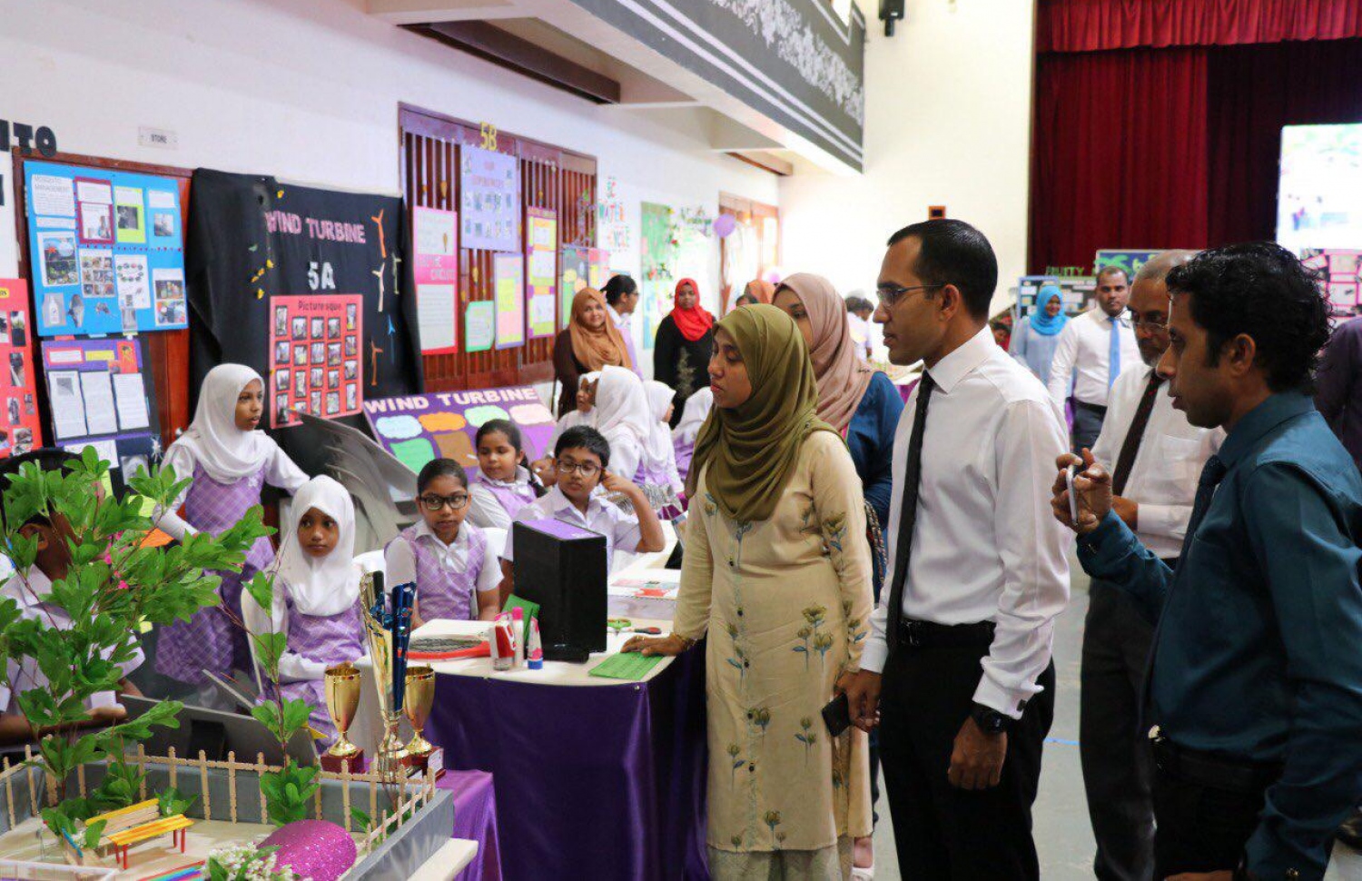 ހިރިޔާ ސްކޫލުގެ ސައިންސް ފެއާގައި ދަރިވަރުން ތައްޔާރުކޮށްފައިވާ ބައެއް އުފެއްދުންތައް މިނިސްޓަރު ބައްލަވާލައްވަނީ