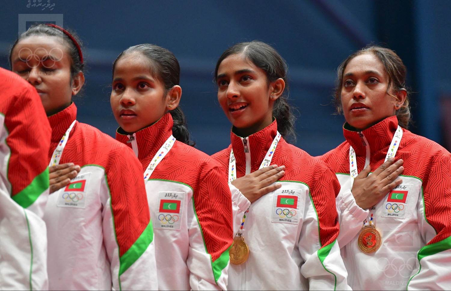 ރަން މެޑަލް ހޯދި ޓީމުގެ ކުޅުންތެރިން (ކ-ވ) މުއީނާ، ރަފާ، ދީމާ އަދި ޖުމާނާ. --އެމްއޯސީ ފޮޓޯ: ނިޝާން އަލީ