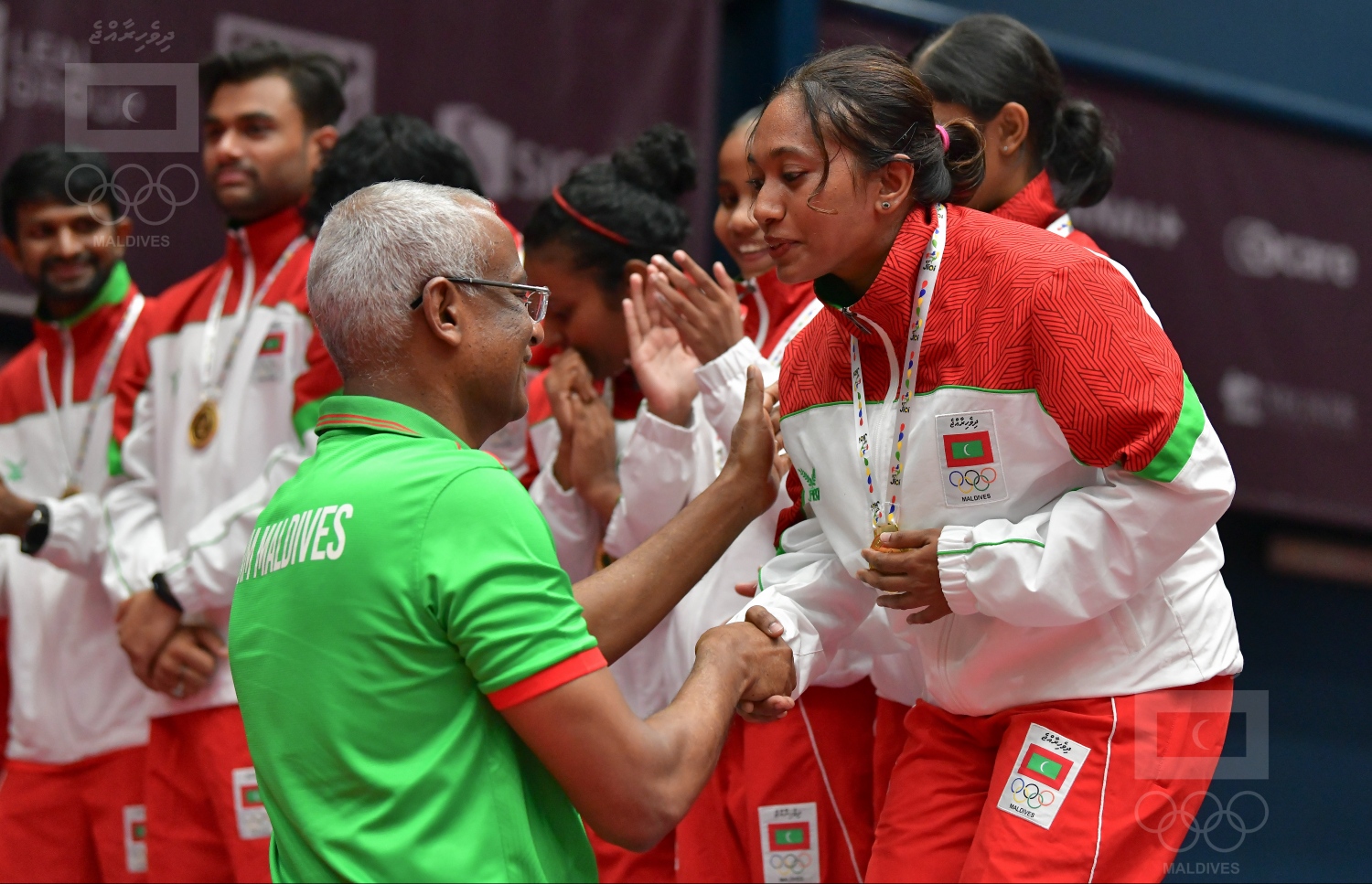 ޓީމުގެ އެންމެ ތަޖުރިބާކާރު ކުޅުންތެރިޔާ މުއީނާ (ކ) އާ ރައީސް ސޯލިހު ސަލާމްކުރައްވަނީ. --އެމްއޯސީ ފޮޓޯ: ނިޝާން އަލީ