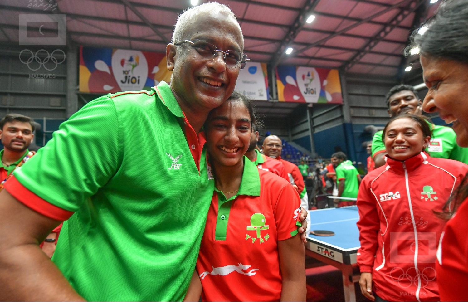 ރައީސް ސޯލިހު ޓީޓީ ކުޅުންތެރިޔާ ރަފާއާ އެކު އުފާފާޅުކުރައްވަނީ. -- އެމްއޯސީ ފޮޓޯ: ނިޝާން އަލީ