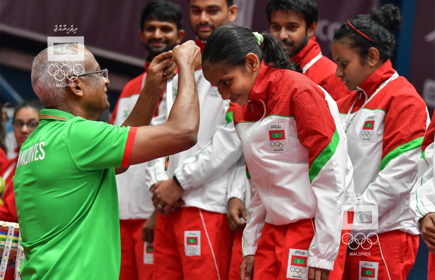 ރައީސް ސޯލިހު ފައިނަލަށް ފަހު ދީމާގެ ކަރުގައި މެޑަލް އަޅުވައިދެއްވަނީ. -- އެމްއޯސީ ފޮޓޯ: ނިޝާން އަލީ