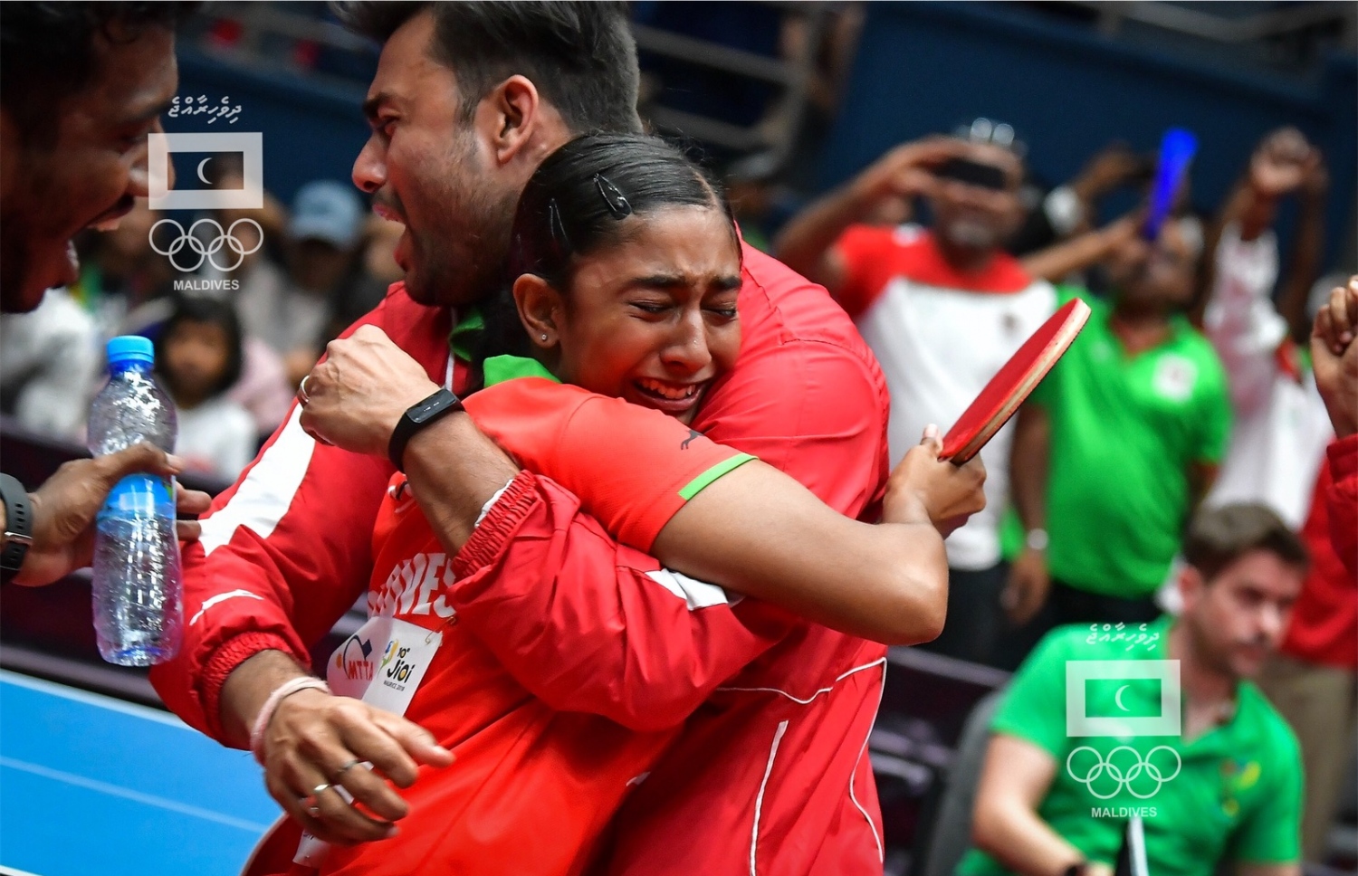 ރަފާ މެޗު ކާމިޔާބުކުރުމަށް ފަހު ޓީމުގެ ހެޑްކޯޗު އިންޑިއާގެ އަމިތު ކުމާރާ އެކު އުފާފާޅުކުރަނީ. -- އެމްއޯސީ ފޮޓޯ: ނިޝާން އަލީ/މިހާރު