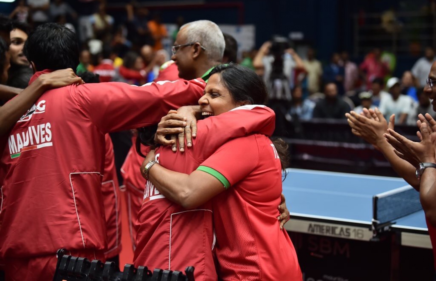 މިއަދުގެ ފައިނަލަށް ފަހު ފަސްޓް ލޭޑީ މެޑަމް ފަޒްނާ ޓީމާ އެކު އުފާފާޅުކުރައްވަނީ. -- އެމްއޯސީ ފޮޓޯ: ނިޝާން އަލީ