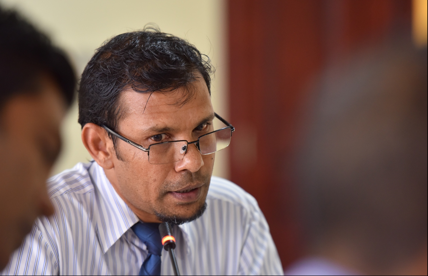 އެފްއައިޔޫގެ ކުރީގެ އިސްވެރިޔާ އަޝްރަފް، ރައްޔިތުންގެ މަޖިލީހުގެ މާލިއްޔަތު ކޮމިޓީ އަށް މިއަދު ޖަވާބުދާރީވެވަޑައިގަންނަވަނީ.---ފޮޓޯ: ހުސައިން ވަހީދު/މިހާރު