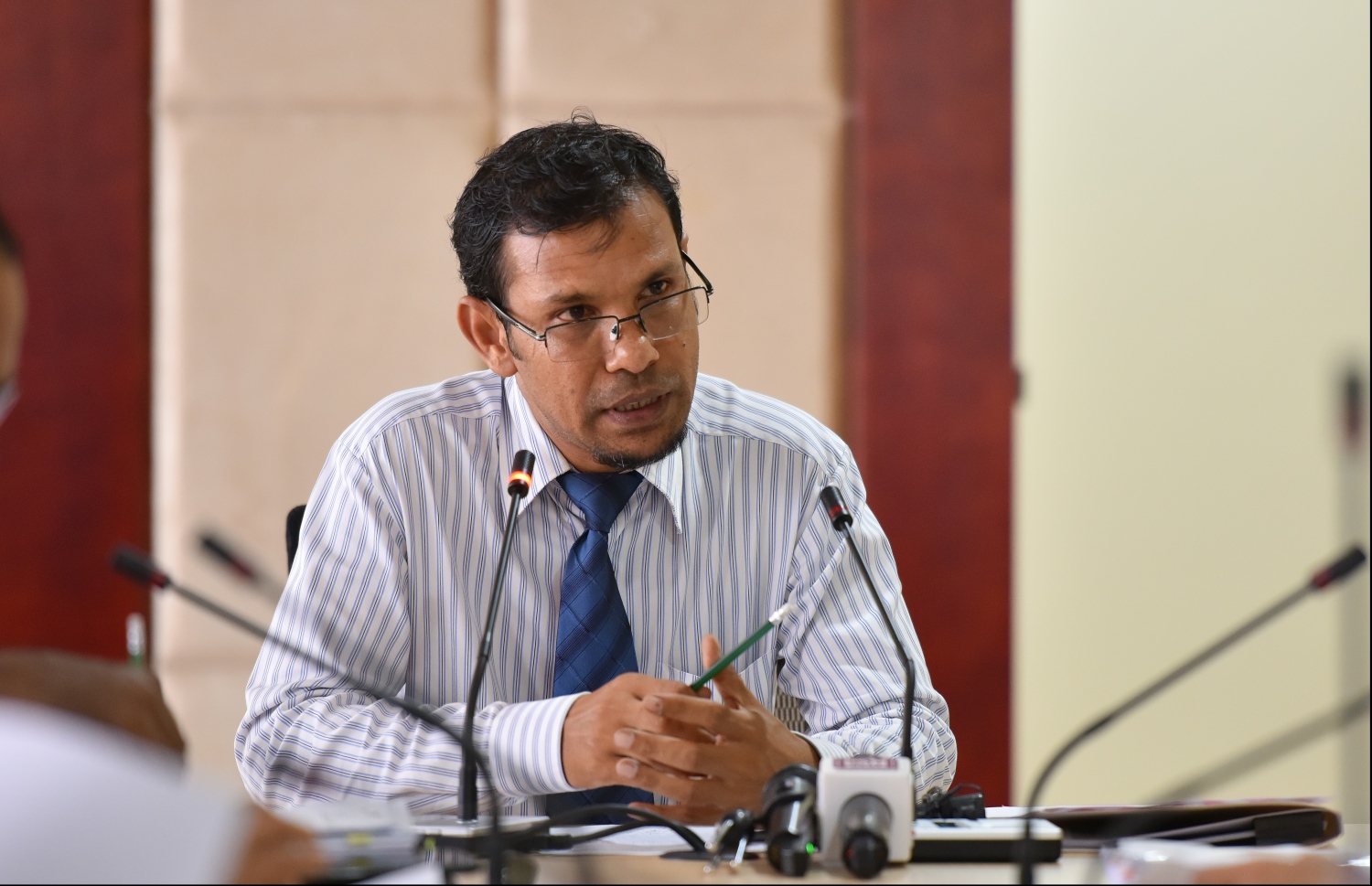 އެމްއެމްއޭގެ އެފްއައިޔޫގެ ކުރީގެ އިސްވެރިޔާ އަޝްރަފް، ރައްޔިތުންގެ މަޖިލީހުގެ މާލިއްޔަތު ކޮމިޓީގެ ސުވާލުތަކަށް މިއަދު ޖަވާބު ދެއްވަނީ.---ފޮޓޯ: ހުސައިން ވަހީދު/މިހާރު