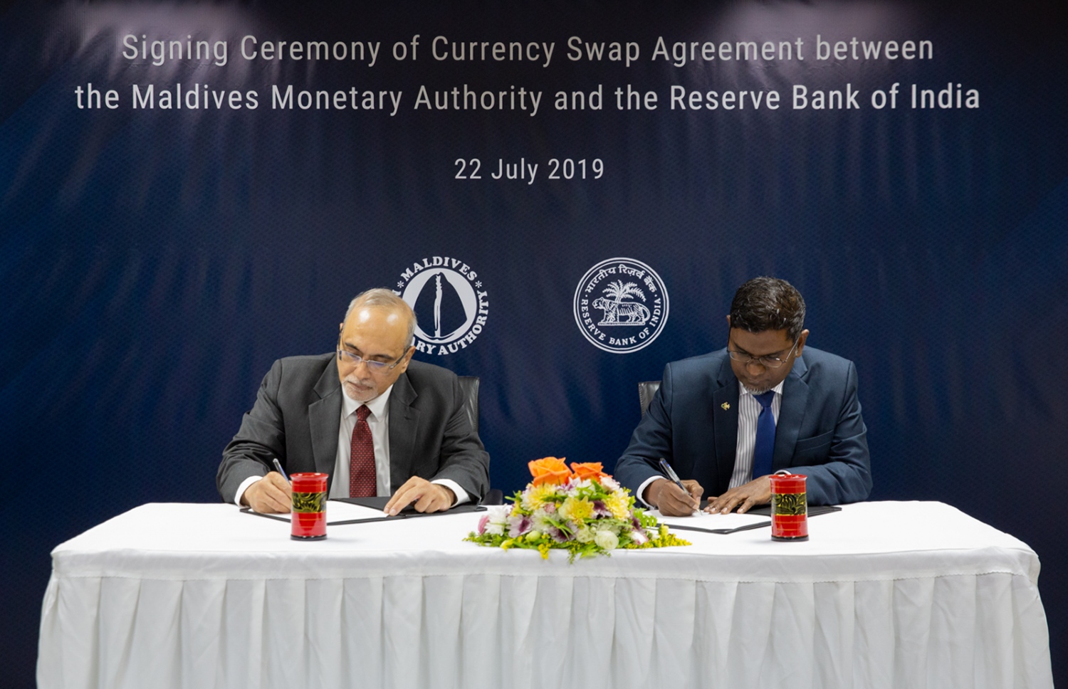 ކަރެންސީ ސްވޮޕް އެގްރީމެންޓުގައި ސޮއި ކުރައްވަނީ. އެމްއެމްއޭގެ ފަރާތުން ސޮއިކުރެއްވީ ގަވަރުނަރު އަހުމަދު ނަސީރު. އަދި، އާރްބީއައިގެ ފަރާތުން ސޮއިކުރެއްވީ އެގްޒެކްޓިވް ޑިރެކްޓަރު އެމް. ރާޖެޝްވަރް ރާއޯ--ފޮޓޯ:އެމްއެމްއޭ