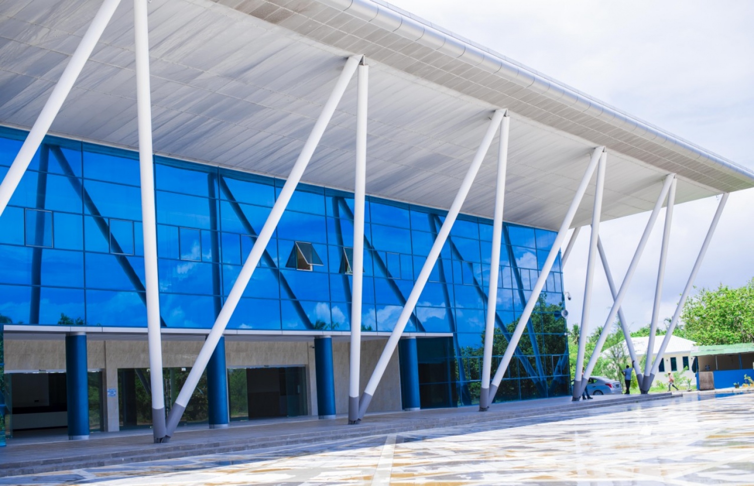 އައްޑޫ އިކުއަޓޯރިއަލް ކޮންވެންޝަން ސެންޓަރުގައި ހަދާފައިވާ 100 އެނދުގެ ޓާޝަރީ ހޮސްޕިޓަލް: މި ތަނުގައި ދެން އޮތީ މެޝިންތައް އިންސްޓޯލް ކުރުން.