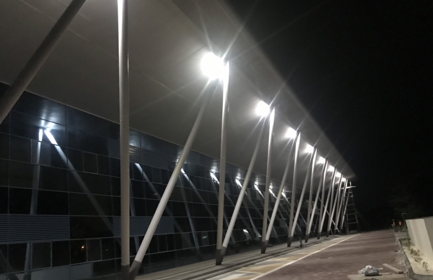 އައްޑޫ އިކުއަޓޯރިއަލް ކޮންވެންޝަން ސެންޓަރުގައި ހަދާފައިވާ 100 އެނދުގެ ޓާޝަރީ ހޮސްޕިޓަލް: ކުރިއަށް އޮތް ދެ މަހެއްހާ ދުވަހުގެ ތެރޭގައި ހުޅުވޭނެ ކަމަށް ބެލެވޭ.