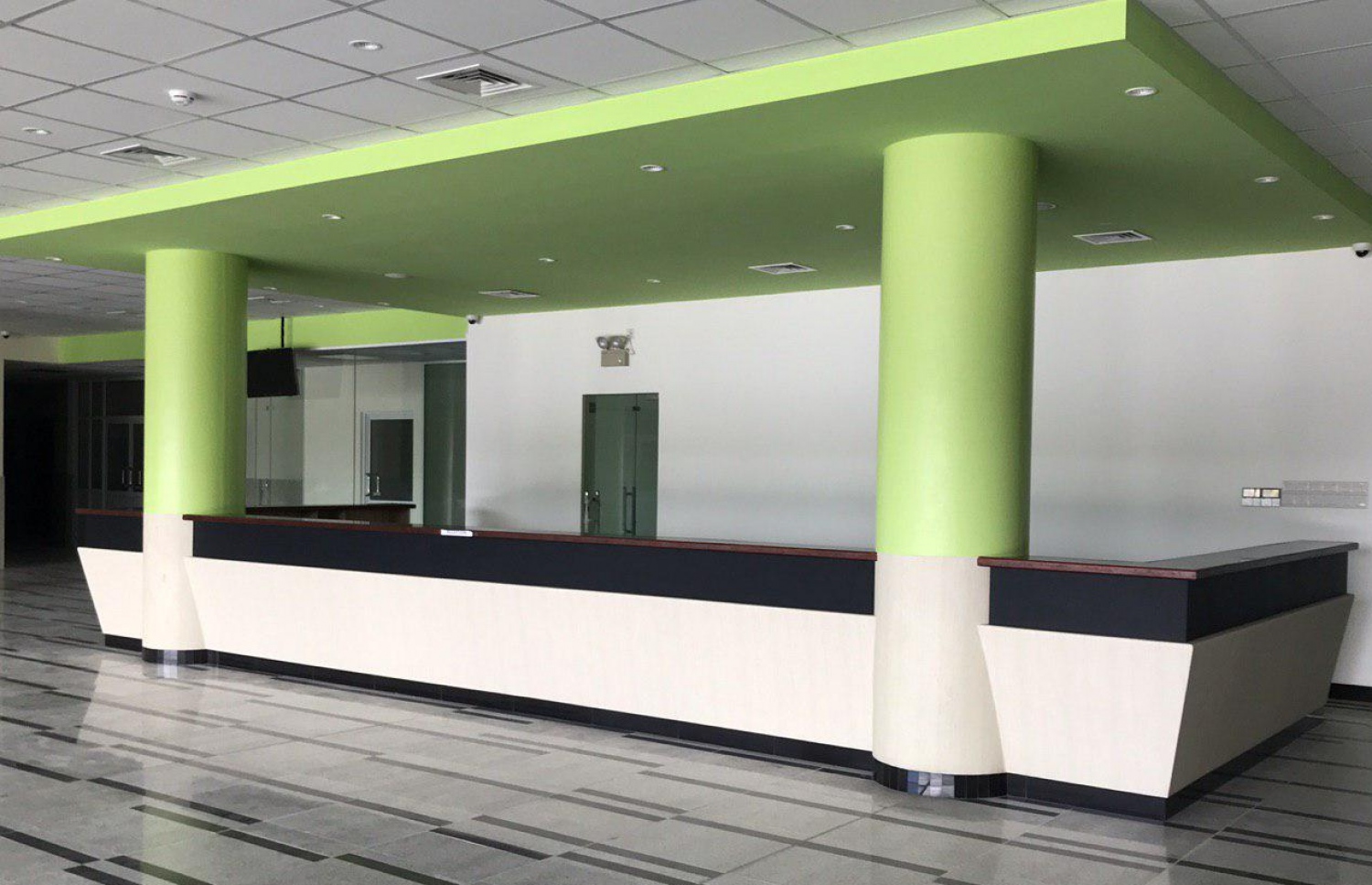 އައްޑޫ އާ ހޮސްޕިޓަލްގެ މެއިން ކައުންޓަރު: މި ހޮސްޕިޓަލްގެ ބައި ބައިތައް މާލޭގެ ދަރުމަވަންތަ ހޮސްޕިޓަލަށް ވުރެ ބޮޑު.---ފޮޓޯ: މިހާރު