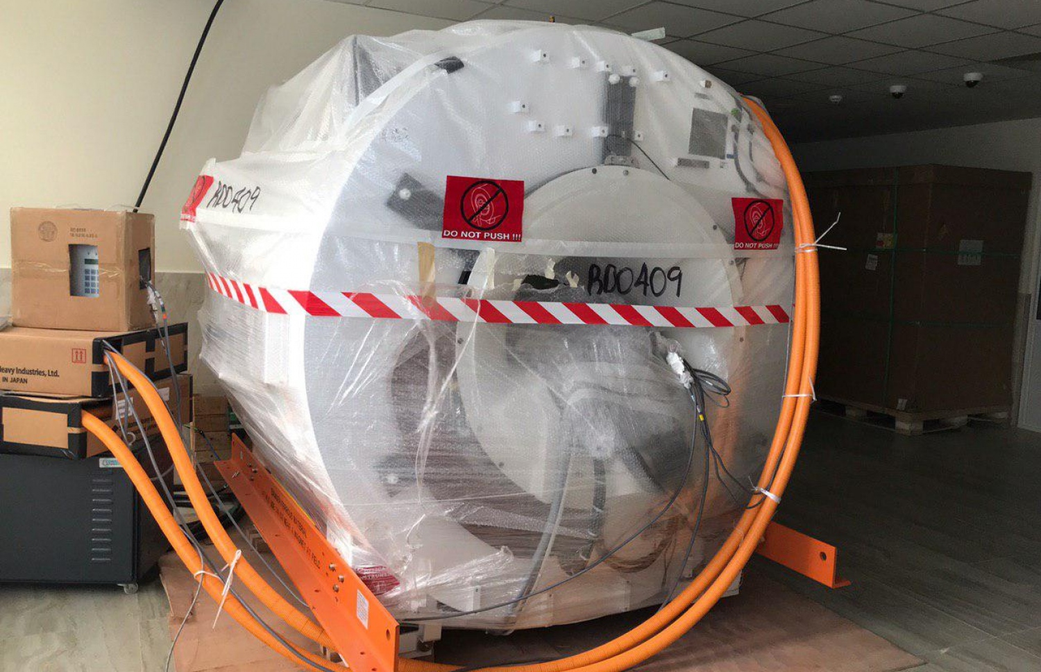 އައްޑޫ އާ ހޮސްޕިޓަލްގައި ބަހައްޓަން ގެނެސްފައިވާ އެމްއާރުއައި މެޝިން އެ ހޮސްޕިޓަލް އިމާރާތުގައި ބަހައްޓާފައި: ދެން އޮތީ މެޝިނަރީޒް އިންސްޓޯލް ކުރުން.---ފޮޓޯ: މިހާރު