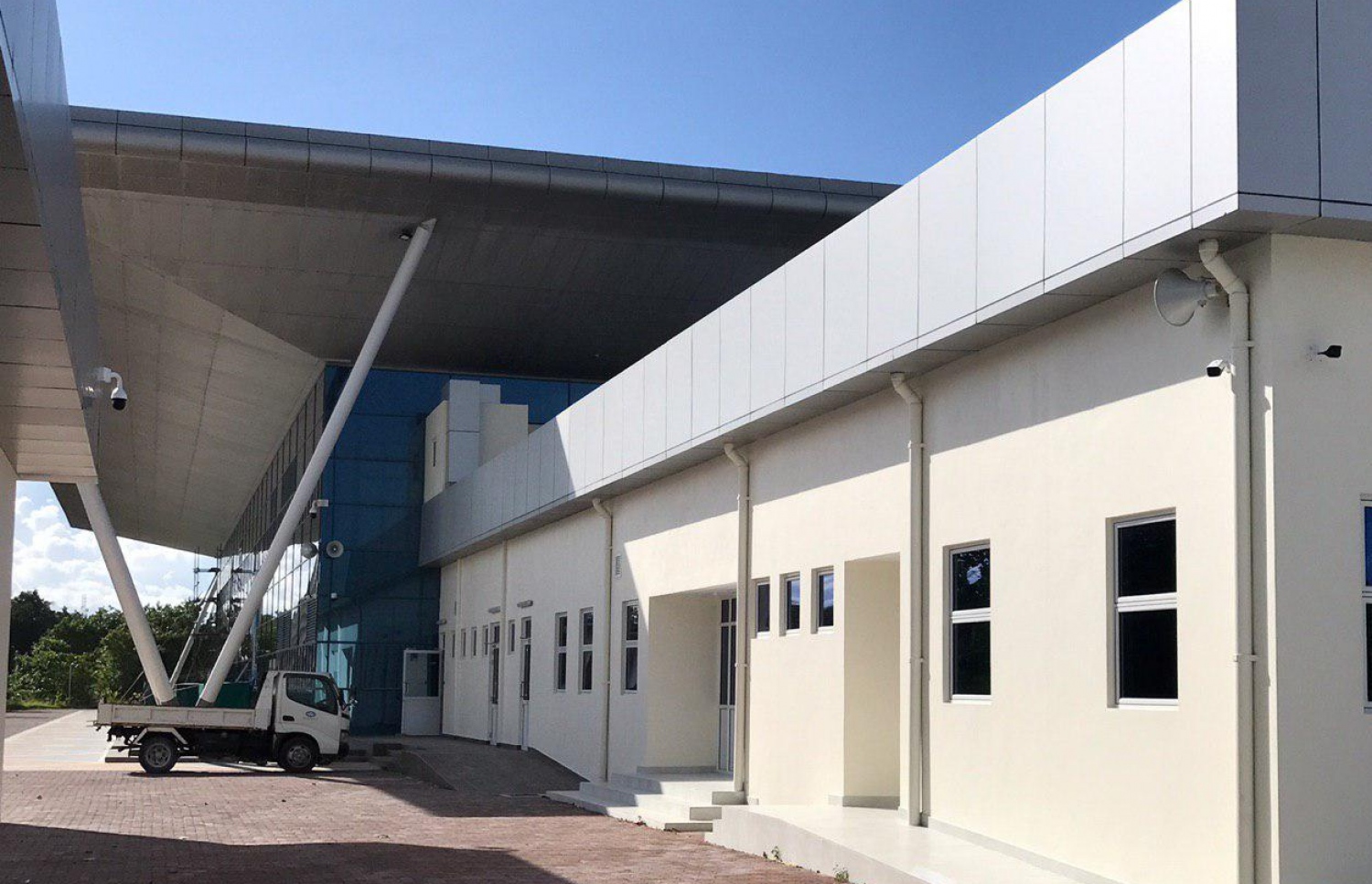 އައްޑޫ އިކުއަޓޯރިއަލް ކޮންވެންޝަން ސެންޓަރުގައި ހަދާފައިވާ 100 އެނދުގެ ޓާޝަރީ ހޮސްޕިޓަލްގެ އެޑްމިނިސްޓްރޭޓިވް ބިލްޑިންގް: ހޮސްޕިޓަލްގެ މައި އިމާރާތުން ބޭރުން، އެތަނުގެ ގޯތިތެރޭގައި އަލަށް އިމާރާތް ކުރި މި ތަނާއި މައި އިމާރާތާ ވޯކްވޭ އަކުން ގުޅުވައިލާނެ.