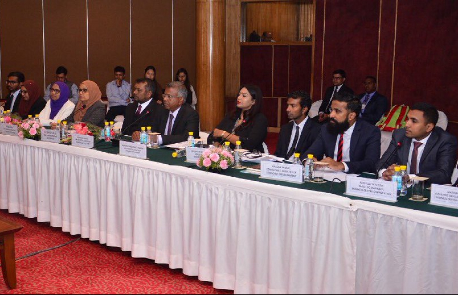 އިކޮނޮމިކް މިނިސްޓަރު ފައްޔާޒު އިސްމާއިލް އިންޑިޔާގެ ސްކިލް ޑިވެލޮޕްމެންޓް ސެކްޓާގެ އިސްވެރިންނާ ބައްދަލުކުރައްވަނީ--ފޮޓޯ:އިކޮނޮމިކް މިނިސްޓްރީ