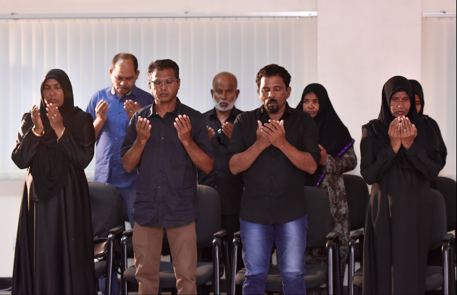 ފުލުހުންގެ ހިދުމަތުގައި އުޅެނިކޮށް ނިޔާވެފައިވާ ފުލުހުންގެ ހަނދާނުގައި ފާހަގަކުރާ "ޕޮލިސް މެމޯރިއަލް ޑޭ'ގެ ހަފްލާގައި ކުރެވުނު ދުއާގައި، ހިދުމަތުގައި އުޅެނިކޮށް ނިޔާވި ފުލުހުންގެ އާއިލާތަކުން ބައިވެރިވަނީ.---ފޮޓޯ: ހުސައިން ވަހީދު/ މިހާރު