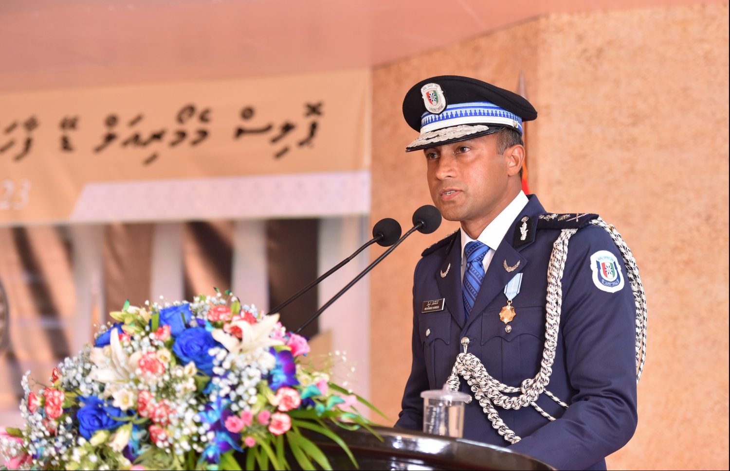 ފުލުހުންގެ ހިދުމަތުގައި އުޅެނިކޮށް ނިޔާވެފައިވާ ފުލުހުންގެ ހަނދާނުގައި ފާހަގަކުރާ "ޕޮލިސް މެމޯރިއަލް ޑޭ'ގެ ހަފްލާގައި ކޮމިޝަނާ އޮފް ޕޮލިސް މުހައްމަދު ހަމީދު ވާހަކަދައްކަވަނީ.---ފޮޓޯ: ހުސައިން ވަހީދު/ މިހާރު