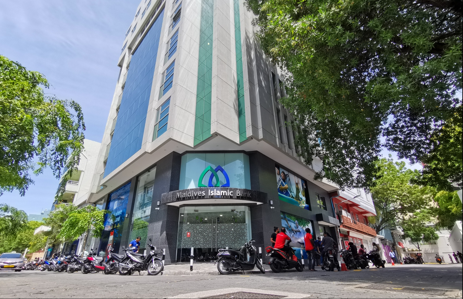 ރާއްޖޭގެ ފުރަތަމަ އިސްލާމިކް ބޭންކް، އެމްއައިބީ ހިންގާ އިމާރާތް: ހިއްސާގެ ބާޒާރަށް ނުކުތުމަކީ އެ ކުންފުނީގެ ބޮޑު ކާމިޔާބީއެއް ކަމަށް އެމްއައިބީން ދެކޭ.---ފޮޓޯ: ހުސައިން ވަހީދު/މިހާރު