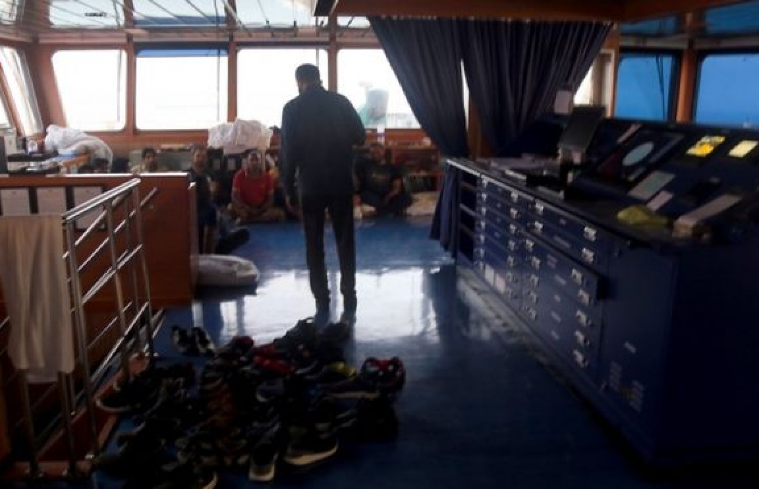 ޓޭންކަރުގައި ތިބި ފަޅުވެރިންނާ އީރާނުގެ އޮފިޝަލަކު ވާހަކަ ދައްކަނީ. --ފޮޓޯ:އޭއެފްޕީ