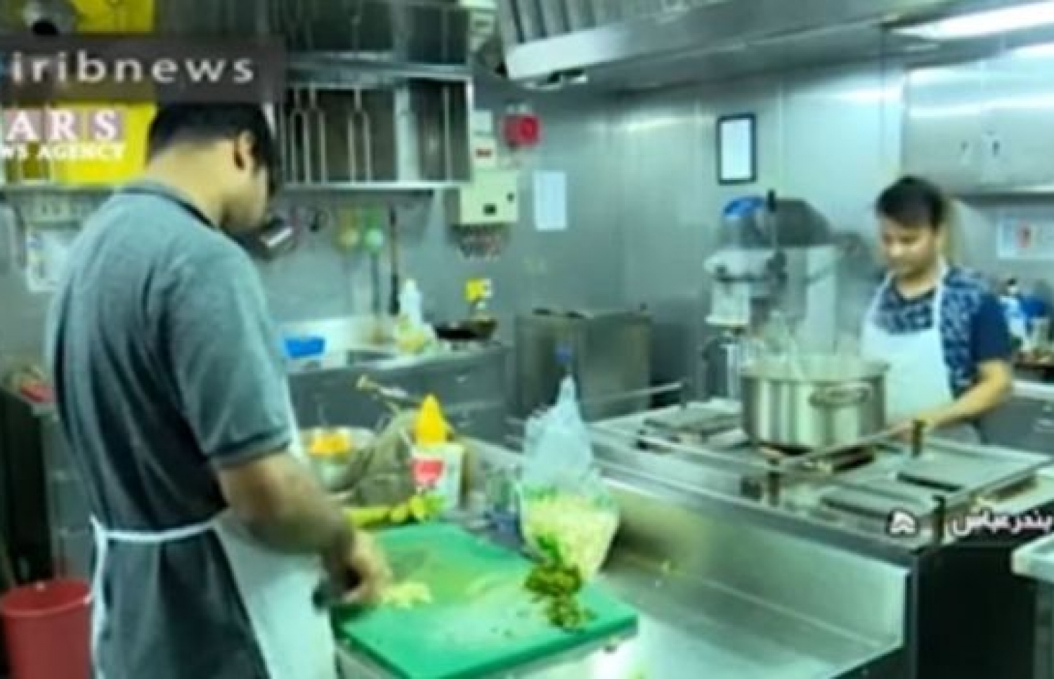 ޓޭންކަރުގެ ފަޅުވރިން ކެެއުން ތައްޔާރު ކުރަނީ.