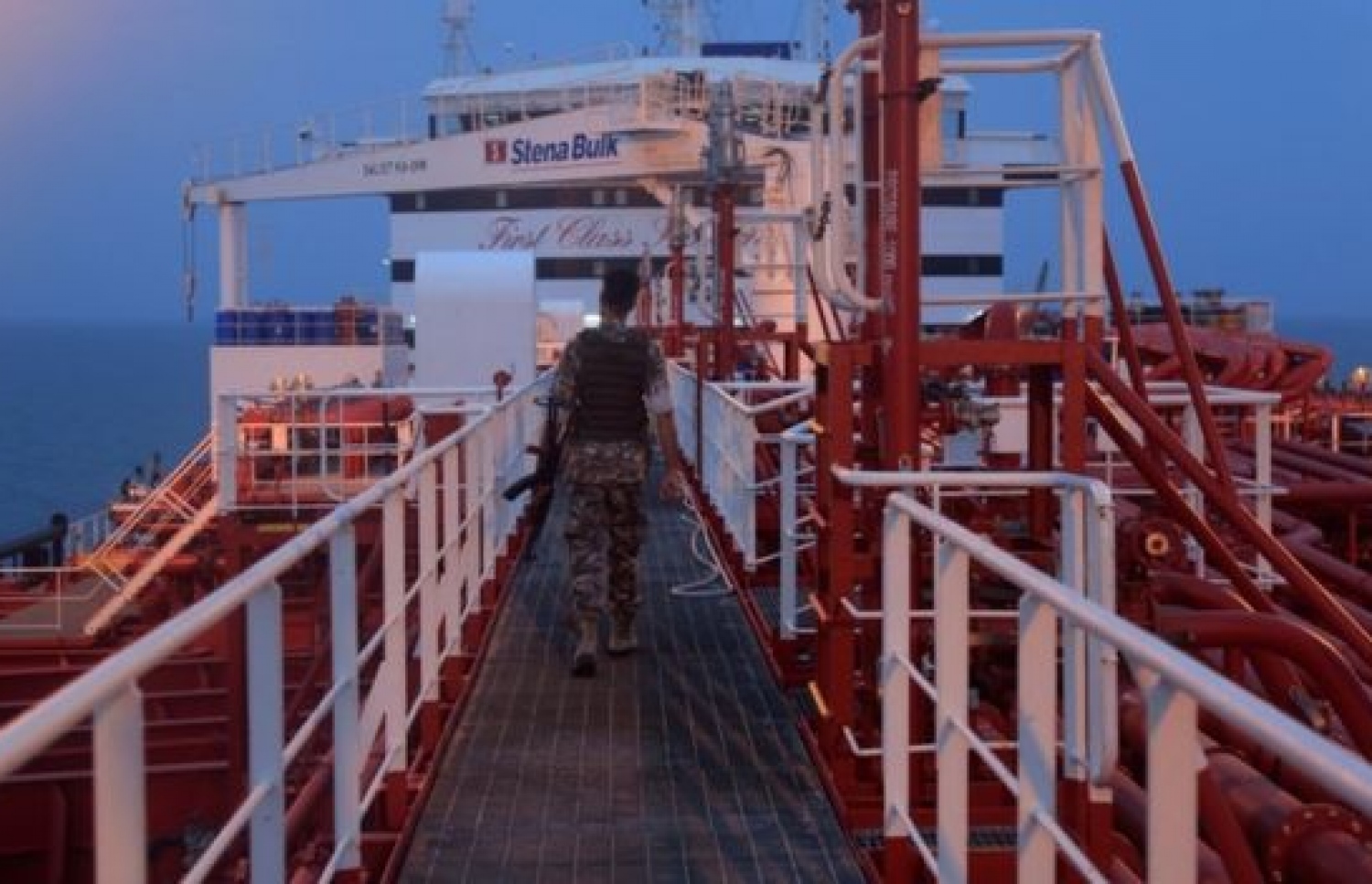 އީރާނުން ހިފެހެއްޓި ޓޭންކަރުގައި ސިފައިންގެ މީހަކު ހަތިޔާރާ އެކު. --ފޮޓޯ:ރޮއިޓާސް