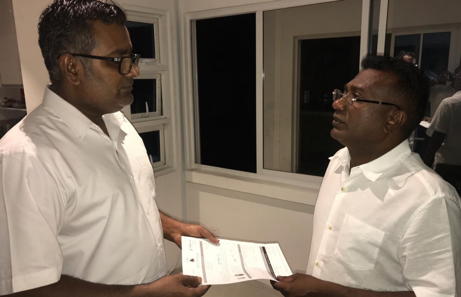 ޖާބިރު ޑީއާރުޕީ އަށް ސޮއިކުރައްވައި އެ ޕާޓީގެ ކުރީގެ ލީޑަރު މުހައްމަދު ނަޝީދާ ފޯމު ހަވާލު ކުރައްވަނީ.