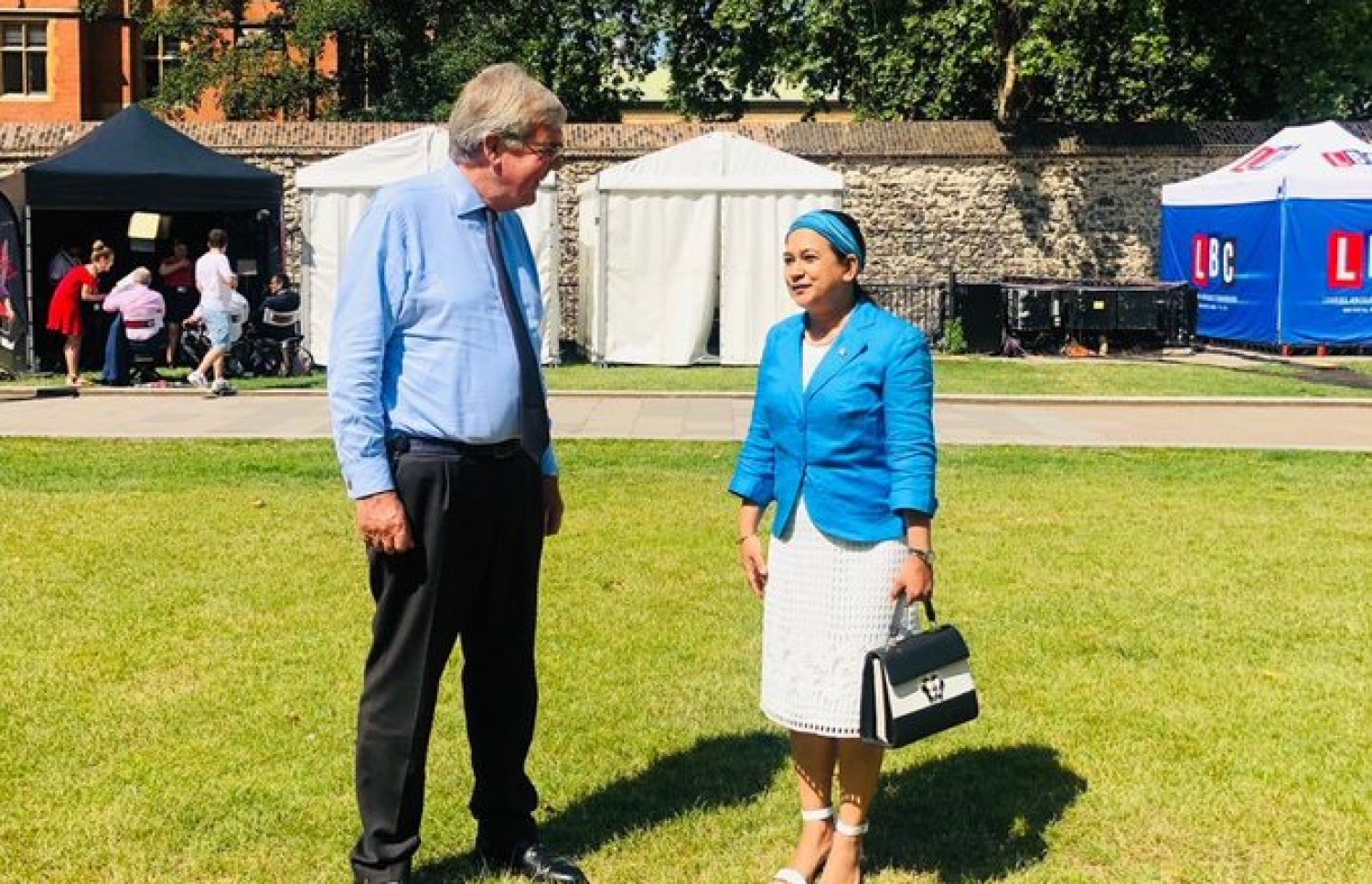 އިނގިރޭސިވިލާތުގައި ހުންނަވާ ރާއްޖޭގެ ސަފީރު ޑރ. ފަރަހަނާޒް ފައިސަލް އިނގިރޭސި ޕާލަމެންޓްގެ މެމްބަރު އަދި މޯލްޑިވްސް ޔޫކޭ އޯލް ޕާޓީ ޕާލަމެންޓްރީ ގްރޫޕްގެ މެމްބަރު ލޯޑް ވޭވަލީއާ ބައްދަލުކުރައްވަނީ