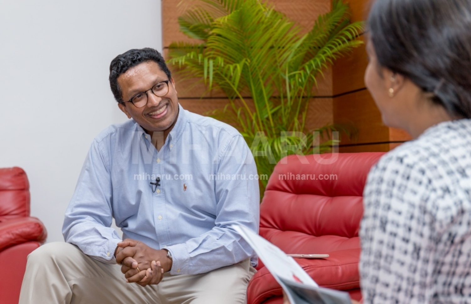 ދިލްމާގެ ސީއީއޯ މީޑިއާ އަށް މައުލޫމާތު ދެއްވަނީ- ފޮޓޯ: ސްކައިޒް މޯލްޑިވްސް