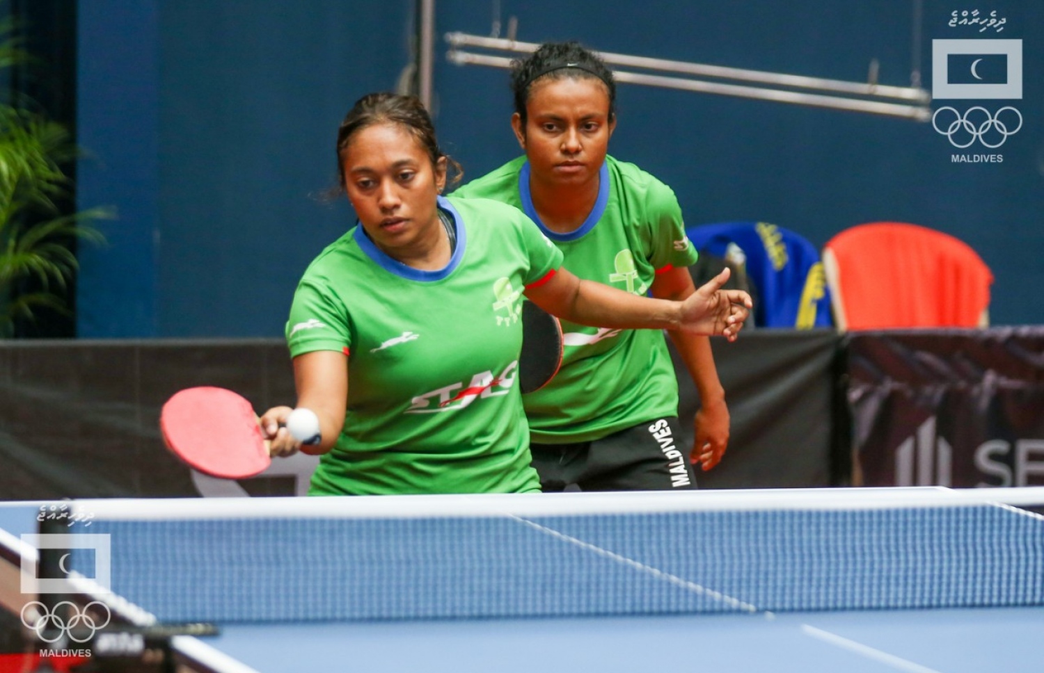 މުއީނާ (ވ) އާއި ޖުމާނާގެ ޕެއާ އިން ގްރޫޕް ސްޓޭޖުގައި ކުޅެނީ. --އެމްއޯސީ ފޮޓޯ: އިސްމާއިލް ތޯރިގް